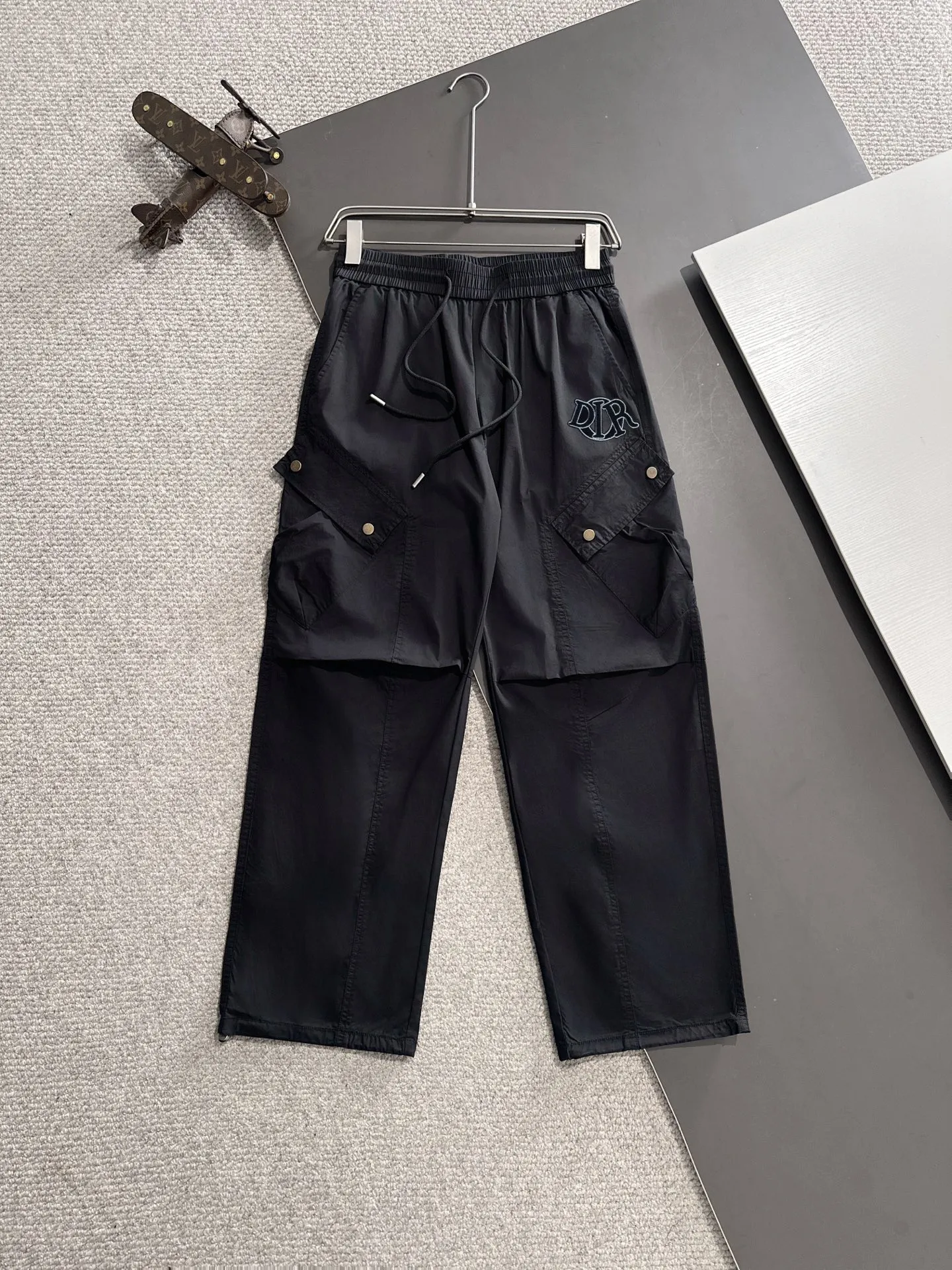🅿️380 next day shipping Dior 2025 spring and summer new elastic band casual pants, thin counter custom fabrics, high breathability and comfort, impeccable details, brand element design concept, reflecting high quality. It feels delicate and soft! It presents a casual cut and the upper body shape is great! Size: M-4XL