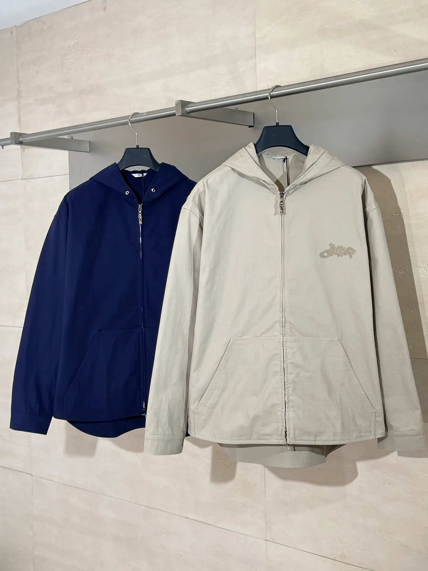 🅿️600 Dio*/Dior 25ss new hooded jacket with letter embroidery on the chest, new product in the 2025 autumn series, from the AND LEWIS HLTON limited series. Crafted from blue cotton and embellished with tonal co-branded embroidery, the logo is reinterpreted in a graphic style. Can be paired with this joint series to create a sophisticated look.  Size：S/M/L/XL