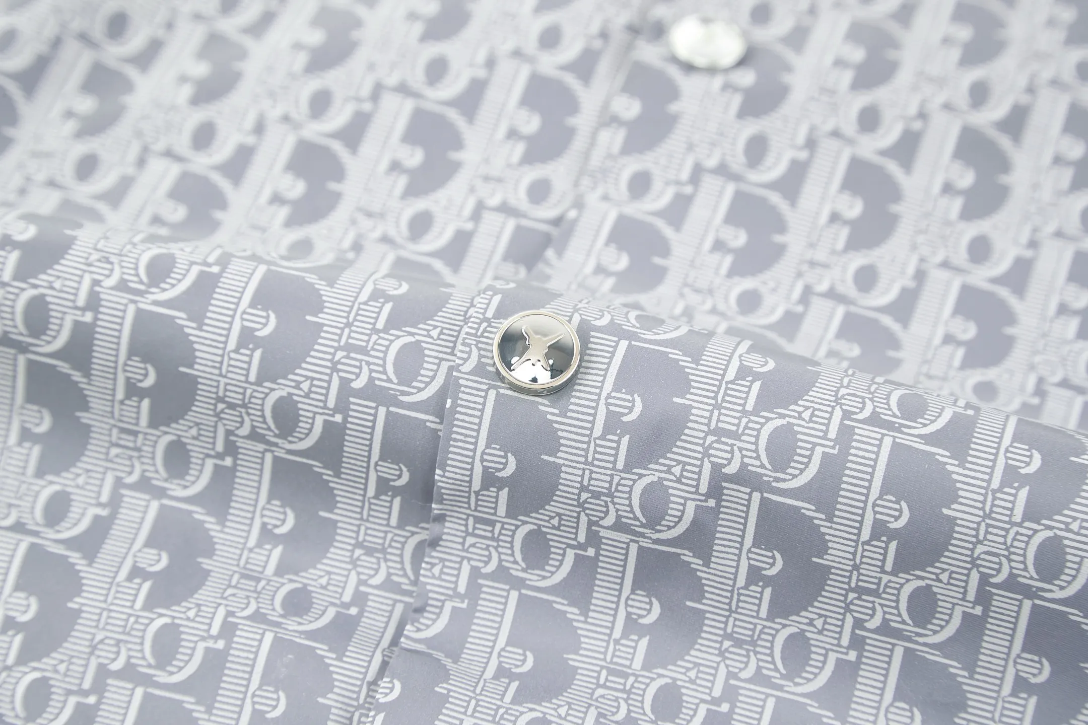 🅿️520 CD Oblique presbyopia all-over printed jacket. Customized shiny mercerized jacquard technical cotton brocade. Excellent texture. Comfortable and close to the skin. Use blues shadow as the canvas to encounter the Dior Oblique pattern covering the body. Fabric jacquard technology: By weaving Dior Oblique textile technology on the surface of the fabric, it controls the interweaving method of warp and weft lines, and precisely controls the interweaving density and tension of the yarn to make it more three-dimensional. Customized pattern template machine sewing. The sewing line is precisely controlled by the pattern drawing machine to ensure the precise positioning of the Dior adhesive label. The fine sewing of the label and the edge of the jacket forms a subtle transition. The infrared positioning cutting machine uses an infrared transmitter and an infrared receiver to achieve precise positioning of materials. The accuracy can reach the micron level, thereby meeting the effect of high-precision cutting of plaid alignment. The fabrics have been sand-washed, giving them a better feel and texture. They are not easy to deform, shrink or fade, and maintain their long-lasting beauty. Size:46-48-50-52