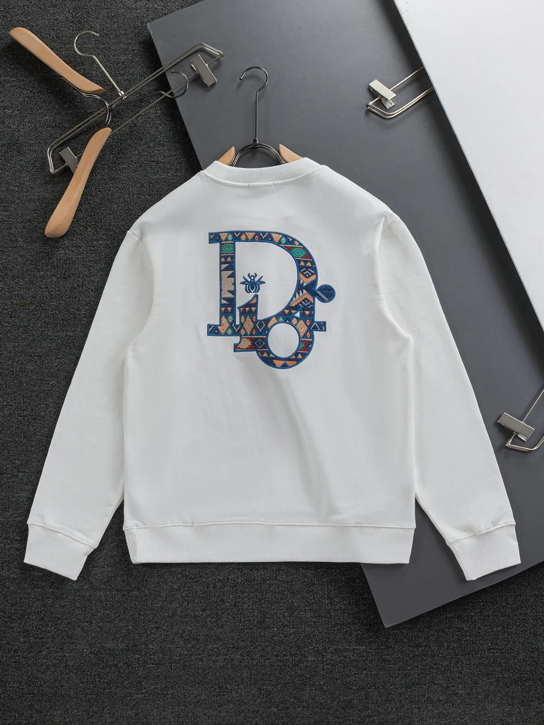 🅿️280 DIOR Dior CD micro wide version S-XL DIOR 25ss autumn and winter sweatshirt new product counter timeless classic style CD letter bee embroidery on the chest🪡logo pattern, dior bee large logo embroidery on the back🪡 As the leader in the luxury world, the D family is well-deserved. The first thing that catches the eye is the loose and comfortable black and white solid color version of the piece we are going to talk about today. The ribbed round collar has become the best modification of its version, and the D family has the upper body LOGO listed on the front, and the unique embroidery design of the letter logo patch highlights the texture! The most traditional modification method combined with the simplest color scale contrast forms the strongest and direct contrast, and this is often the most concise and clear minimalist modification method~~A nostalgic classic atmosphere also spreads in this work inadvertently! ! Featuring a distinctive 47 logo patch embroidery on the front, a unique tribute to Dior's historic year! Coupled with the blessing of 440 grams of cotton material, both the comfort of the upper body is unparalleled. It can be said to be a must-have companion in summer. The excellent breathability and comfortable wearing feeling are unparalleled~ Recommended! ! Color: Black and white Size: S-XL Size chart: S: Shoulder width 51-Bust 56-Length 69 M: Shoulder width 52.5-Bust 58-Length 71 L: Shoulder width 54-Bust 60-Length 73 XL: Shoulder width 55.5-Bust 62-Length 75