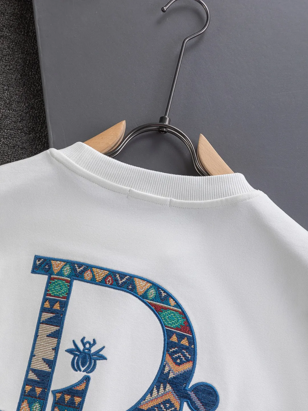 🅿️280 DIOR Dior CD micro wide version S-XL DIOR 25ss autumn and winter sweatshirt new product counter timeless classic style CD letter bee embroidery on the chest🪡logo pattern, dior bee large logo embroidery on the back🪡 As the leader in the luxury world, the D family is well-deserved. The first thing that catches the eye is the loose and comfortable black and white solid color version of the piece we are going to talk about today. The ribbed round collar has become the best modification of its version, and the D family has the upper body LOGO listed on the front, and the unique embroidery design of the letter logo patch highlights the texture! The most traditional modification method combined with the simplest color scale contrast forms the strongest and direct contrast, and this is often the most concise and clear minimalist modification method~~A nostalgic classic atmosphere also spreads in this work inadvertently! ! Featuring a distinctive 47 logo patch embroidery on the front, a unique tribute to Dior's historic year! Coupled with the blessing of 440 grams of cotton material, both the comfort of the upper body is unparalleled. It can be said to be a must-have companion in summer. The excellent breathability and comfortable wearing feeling are unparalleled~ Recommended! ! Color: Black and white Size: S-XL Size chart: S: Shoulder width 51-Bust 56-Length 69 M: Shoulder width 52.5-Bust 58-Length 71 L: Shoulder width 54-Bust 60-Length 73 XL: Shoulder width 55.5-Bust 62-Length 75