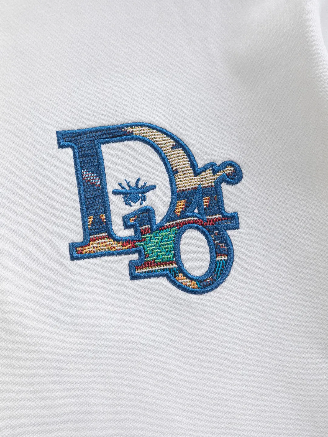 🅿️280 DIOR Dior CD micro wide version S-XL DIOR 25ss autumn and winter sweatshirt new product counter timeless classic style CD letter bee embroidery on the chest🪡logo pattern, dior bee large logo embroidery on the back🪡 As the leader in the luxury world, the D family is well-deserved. The first thing that catches the eye is the loose and comfortable black and white solid color version of the piece we are going to talk about today. The ribbed round collar has become the best modification of its version, and the D family has the upper body LOGO listed on the front, and the unique embroidery design of the letter logo patch highlights the texture! The most traditional modification method combined with the simplest color scale contrast forms the strongest and direct contrast, and this is often the most concise and clear minimalist modification method~~A nostalgic classic atmosphere also spreads in this work inadvertently! ! Featuring a distinctive 47 logo patch embroidery on the front, a unique tribute to Dior's historic year! Coupled with the blessing of 440 grams of cotton material, both the comfort of the upper body is unparalleled. It can be said to be a must-have companion in summer. The excellent breathability and comfortable wearing feeling are unparalleled~ Recommended! ! Color: Black and white Size: S-XL Size chart: S: Shoulder width 51-Bust 56-Length 69 M: Shoulder width 52.5-Bust 58-Length 71 L: Shoulder width 54-Bust 60-Length 73 XL: Shoulder width 55.5-Bust 62-Length 75
