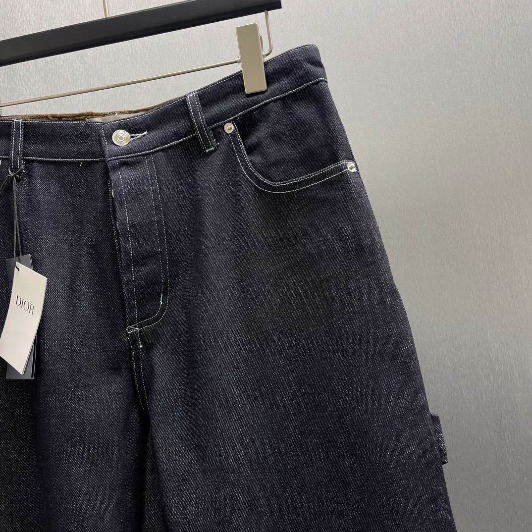 🅿️480 🧧CD Blue cotton blend classic jeans Size: S-XL These classic jeans are decorated with Dior Archives Labels logo embroidery, a new interpretation of the Dior brand label. Crafted from blue cotton-blend denim, it features a Christian Dior Couture leather label and Dior Archives Labels embroidery on the back. Wear it with a knitted sweater or shirt for a stylish look.