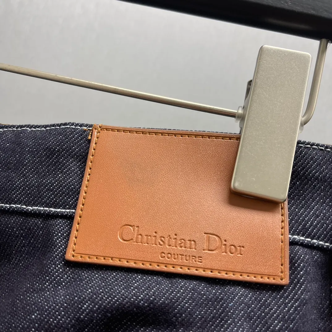 🅿️480 🧧CD Blue cotton blend classic jeans Size: S-XL These classic jeans are decorated with Dior Archives Labels logo embroidery, a new interpretation of the Dior brand label. Crafted from blue cotton-blend denim, it features a Christian Dior Couture leather label and Dior Archives Labels embroidery on the back. Wear it with a knitted sweater or shirt for a stylish look.
