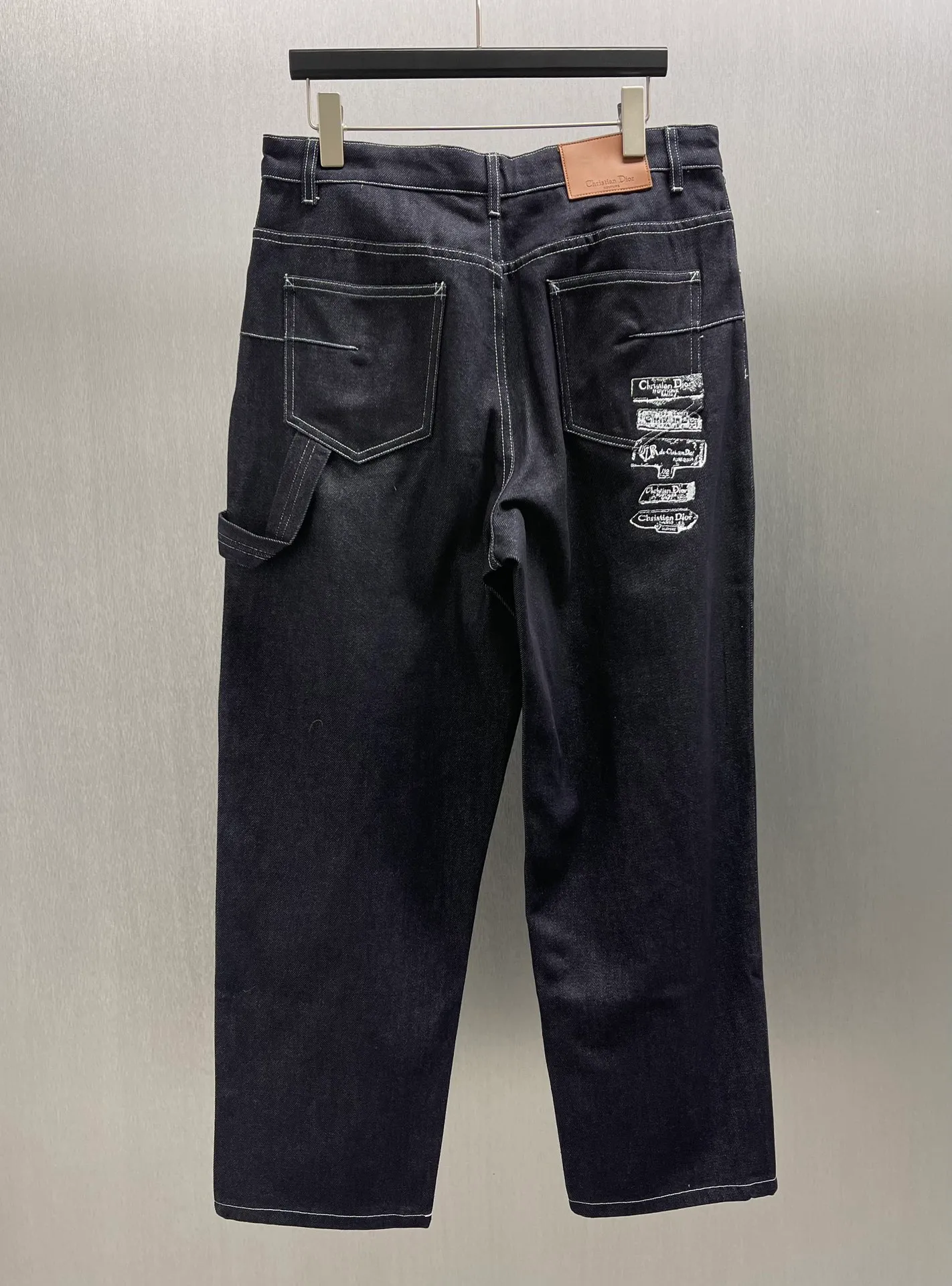 🅿️480 🧧CD Blue cotton blend classic jeans Size: S-XL These classic jeans are decorated with Dior Archives Labels logo embroidery, a new interpretation of the Dior brand label. Crafted from blue cotton-blend denim, it features a Christian Dior Couture leather label and Dior Archives Labels embroidery on the back. Wear it with a knitted sweater or shirt for a stylish look.