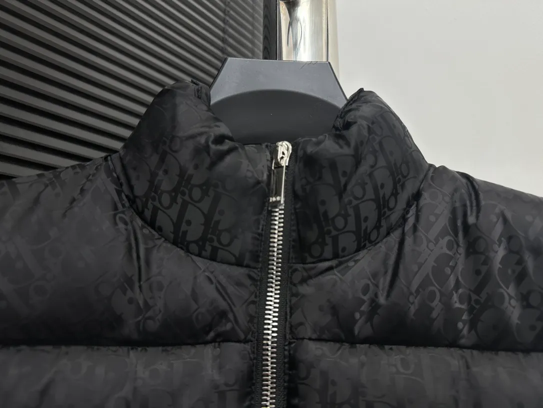 🅿️670 dior Dior 20fw full printed dark pattern rhombus vest Purchased from zp operation at Hong Kong counter, this is a down jacket with ultra-complex craftsmanship. The custom-made fabric cycle is as long as 50 days. It is absolutely windproof and waterproof and can be watertight. It can be called a safe haven in winter. On the basis of the original fabric, laser jacquard makes the whole piece of clothing uneven, with a stronger three-dimensional effect, a more obvious 3D effect, and the whole garment. The hardware is customized one-to-one from the original factory, tungsten material, leather label design, hot-melt technology, one-time molding, 90 white duck down, 700 fill power, no velvet, stand-up collar design, elastic cuff design, windproof and warm, the whole piece is windproof, water-proof, cold-proof, fashionable and practical, the same style is used by major Internet celebrities and celebrities, and it is an artifact to keep out the cold in winter. Color: Black Size: 44 46 48 52 54
