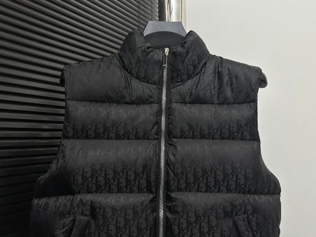 🅿️670 dior Dior 20fw full printed dark pattern rhombus vest Purchased from zp operation at Hong Kong counter, this is a down jacket with ultra-complex craftsmanship. The custom-made fabric cycle is as long as 50 days. It is absolutely windproof and waterproof and can be watertight. It can be called a safe haven in winter. On the basis of the original fabric, laser jacquard makes the whole piece of clothing uneven, with a stronger three-dimensional effect, a more obvious 3D effect, and the whole garment. The hardware is customized one-to-one from the original factory, tungsten material, leather label design, hot-melt technology, one-time molding, 90 white duck down, 700 fill power, no velvet, stand-up collar design, elastic cuff design, windproof and warm, the whole piece is windproof, water-proof, cold-proof, fashionable and practical, the same style is used by major Internet celebrities and celebrities, and it is an artifact to keep out the cold in winter. Color: Black Size: 44 46 48 52 54
