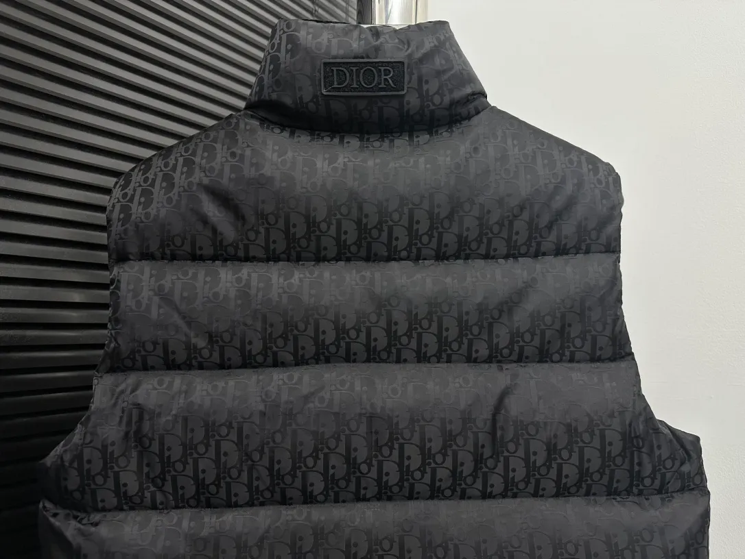 🅿️670 dior Dior 20fw full printed dark pattern rhombus vest Purchased from zp operation at Hong Kong counter, this is a down jacket with ultra-complex craftsmanship. The custom-made fabric cycle is as long as 50 days. It is absolutely windproof and waterproof and can be watertight. It can be called a safe haven in winter. On the basis of the original fabric, laser jacquard makes the whole piece of clothing uneven, with a stronger three-dimensional effect, a more obvious 3D effect, and the whole garment. The hardware is customized one-to-one from the original factory, tungsten material, leather label design, hot-melt technology, one-time molding, 90 white duck down, 700 fill power, no velvet, stand-up collar design, elastic cuff design, windproof and warm, the whole piece is windproof, water-proof, cold-proof, fashionable and practical, the same style is used by major Internet celebrities and celebrities, and it is an artifact to keep out the cold in winter. Color: Black Size: 44 46 48 52 54