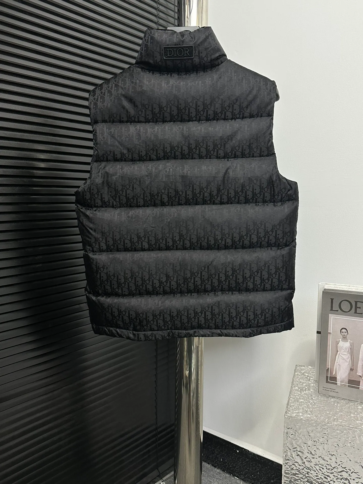🅿️670 dior Dior 20fw full printed dark pattern rhombus vest Purchased from zp operation at Hong Kong counter, this is a down jacket with ultra-complex craftsmanship. The custom-made fabric cycle is as long as 50 days. It is absolutely windproof and waterproof and can be watertight. It can be called a safe haven in winter. On the basis of the original fabric, laser jacquard makes the whole piece of clothing uneven, with a stronger three-dimensional effect, a more obvious 3D effect, and the whole garment. The hardware is customized one-to-one from the original factory, tungsten material, leather label design, hot-melt technology, one-time molding, 90 white duck down, 700 fill power, no velvet, stand-up collar design, elastic cuff design, windproof and warm, the whole piece is windproof, water-proof, cold-proof, fashionable and practical, the same style is used by major Internet celebrities and celebrities, and it is an artifact to keep out the cold in winter. Color: Black Size: 44 46 48 52 54
