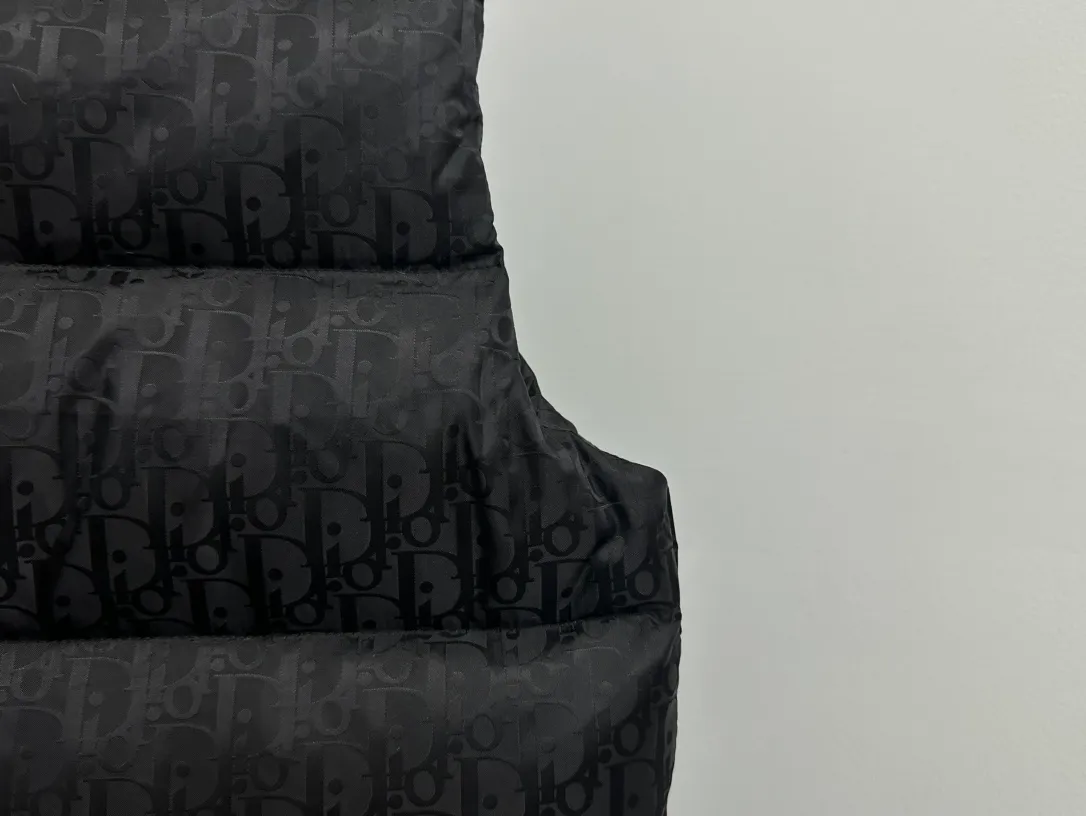 🅿️670 dior Dior 20fw full printed dark pattern rhombus vest Purchased from zp operation at Hong Kong counter, this is a down jacket with ultra-complex craftsmanship. The custom-made fabric cycle is as long as 50 days. It is absolutely windproof and waterproof and can be watertight. It can be called a safe haven in winter. On the basis of the original fabric, laser jacquard makes the whole piece of clothing uneven, with a stronger three-dimensional effect, a more obvious 3D effect, and the whole garment. The hardware is customized one-to-one from the original factory, tungsten material, leather label design, hot-melt technology, one-time molding, 90 white duck down, 700 fill power, no velvet, stand-up collar design, elastic cuff design, windproof and warm, the whole piece is windproof, water-proof, cold-proof, fashionable and practical, the same style is used by major Internet celebrities and celebrities, and it is an artifact to keep out the cold in winter. Color: Black Size: 44 46 48 52 54