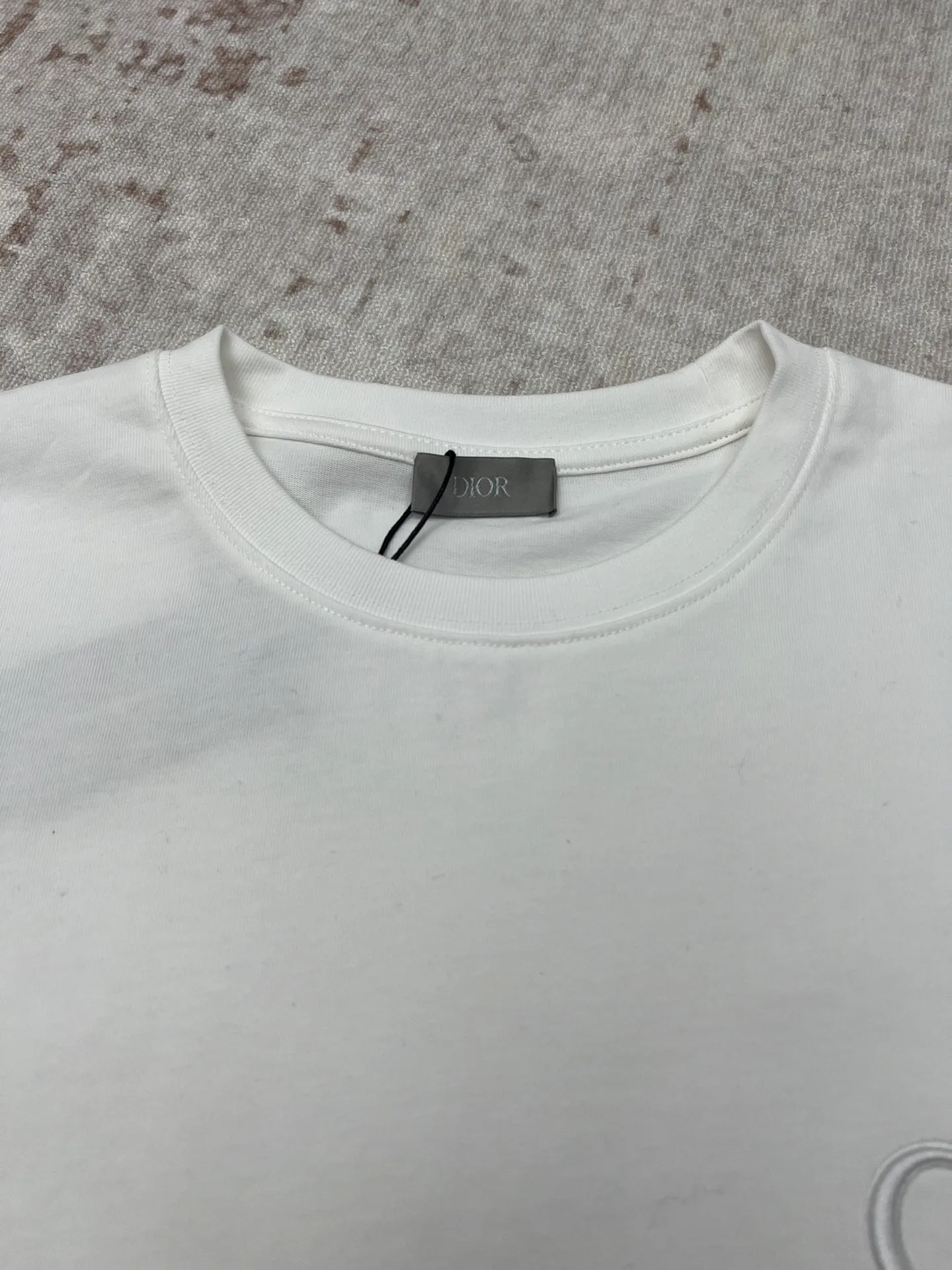 🅿️270 Dior 25ss new regular fit T-shirt white cotton jersey fabric CD Icon embroidery This T-shirt combines elegance and casual style. Crafted from white cotton-jersey, it features a tonal CD icon embroidered on the chest. Regular fit with ribbed crew neck, easy to match with any kind of jeans. Size: XS.S.M.L