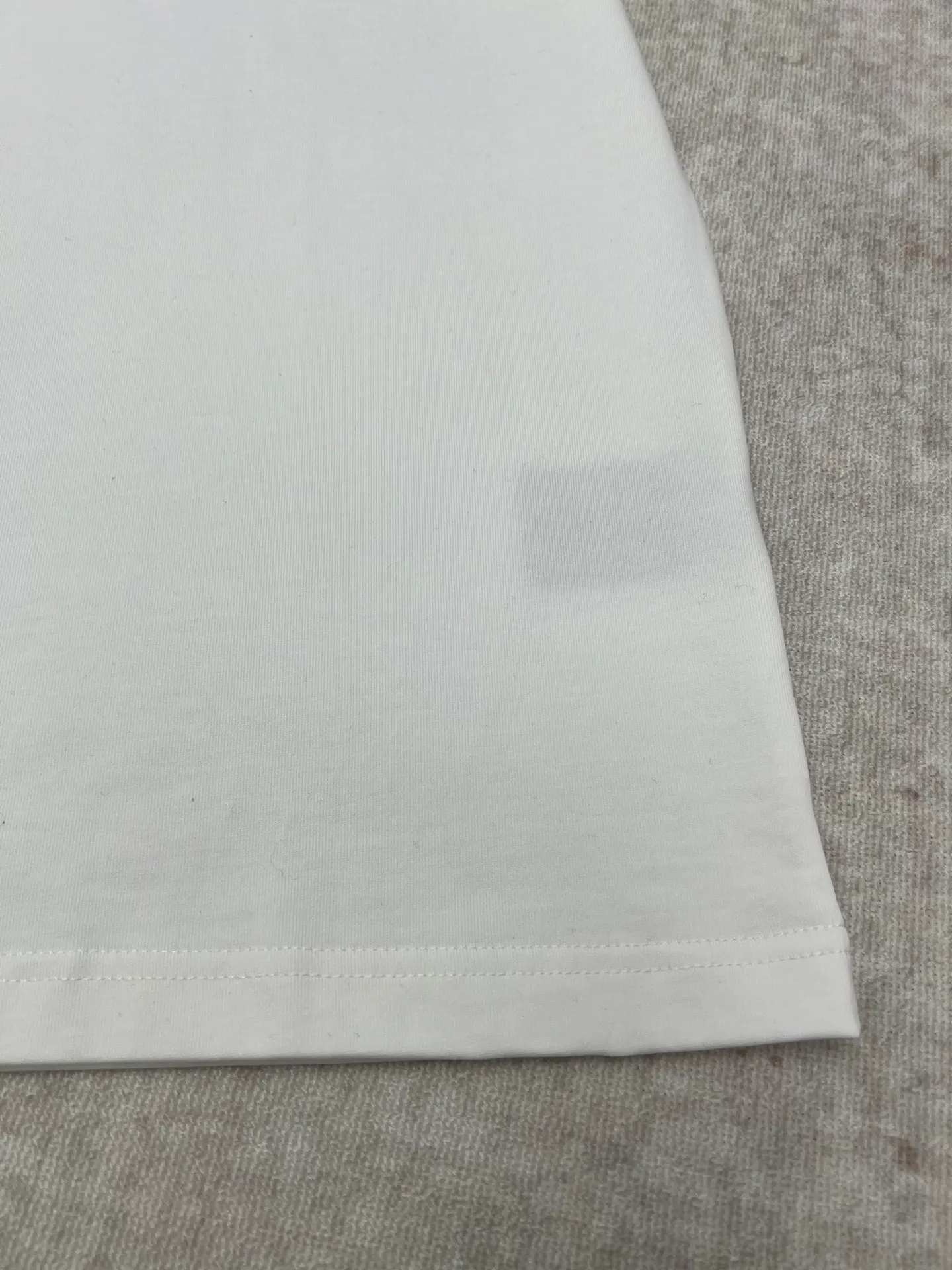 🅿️270 Dior 25ss new regular fit T-shirt white cotton jersey fabric CD Icon embroidery This T-shirt combines elegance and casual style. Crafted from white cotton-jersey, it features a tonal CD icon embroidered on the chest. Regular fit with ribbed crew neck, easy to match with any kind of jeans. Size: XS.S.M.L