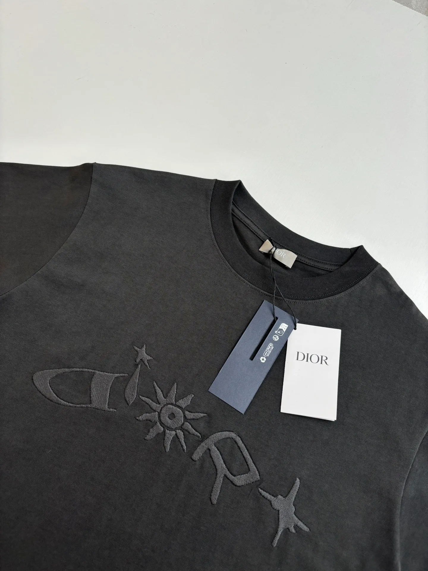 🅿️256 Dio*/Dior 25Ss new embroidered round neck letter short-sleeved T-shirt. Customized cotton material, breathable, comfortable and full of texture. Loose short-sleeved T-shirt cut to highlight the brand style. The embroidery process on the large body and chest restores the floral letters and sun pattern. m is simple and elegant, and the brand’s own sense of fashion is immediately present.
