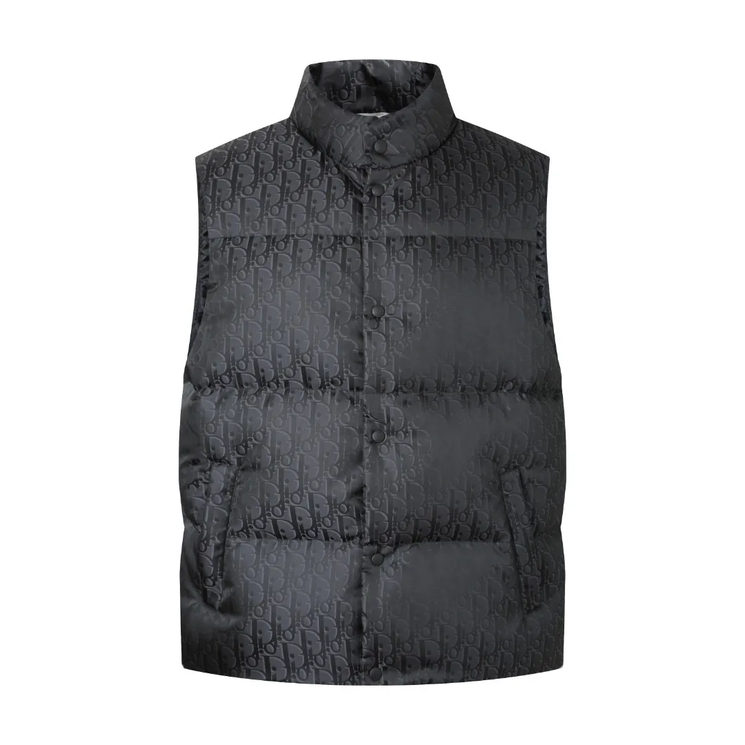 🅿️760 [Exclusive supply] CD 25FW full-print jacquard stand-up collar down vest. The fabric adopts scientific jacquard technology. Laser jacquard technology is applied to the fabric to make the whole garment concave and convex and have a stronger three-dimensional effect. This technology not only improves the visual effect of the fabric, but also enhances its durability and comfort. The inner filling is made of high-quality 90 white duck down, which has been strictly processed and screened to ensure the fluffiness and warmth of the down. Evenly fill the down into the inner bladder of the vest and fix it by sewing and taping. Made of custom-woven high-density satin nylon material with three-proof treatment, combined with dark jacquard weaving, the down vest has extremely high waterproof, anti-fouling and dust-proof properties. This ensures that the vest will look and perform well in inclement weather. Oblique printing is applied to fabrics through precise printing technology and blends perfectly with the fabrics, presenting a low-key and luxurious visual effect. Detailed processing is done on the collar, cuffs, hem and other parts of the vest to improve the practicality and beauty of the vest. At the same time, the vests are ironed and inspected to ensure that the product quality meets the standards. Size:46-48-50-52