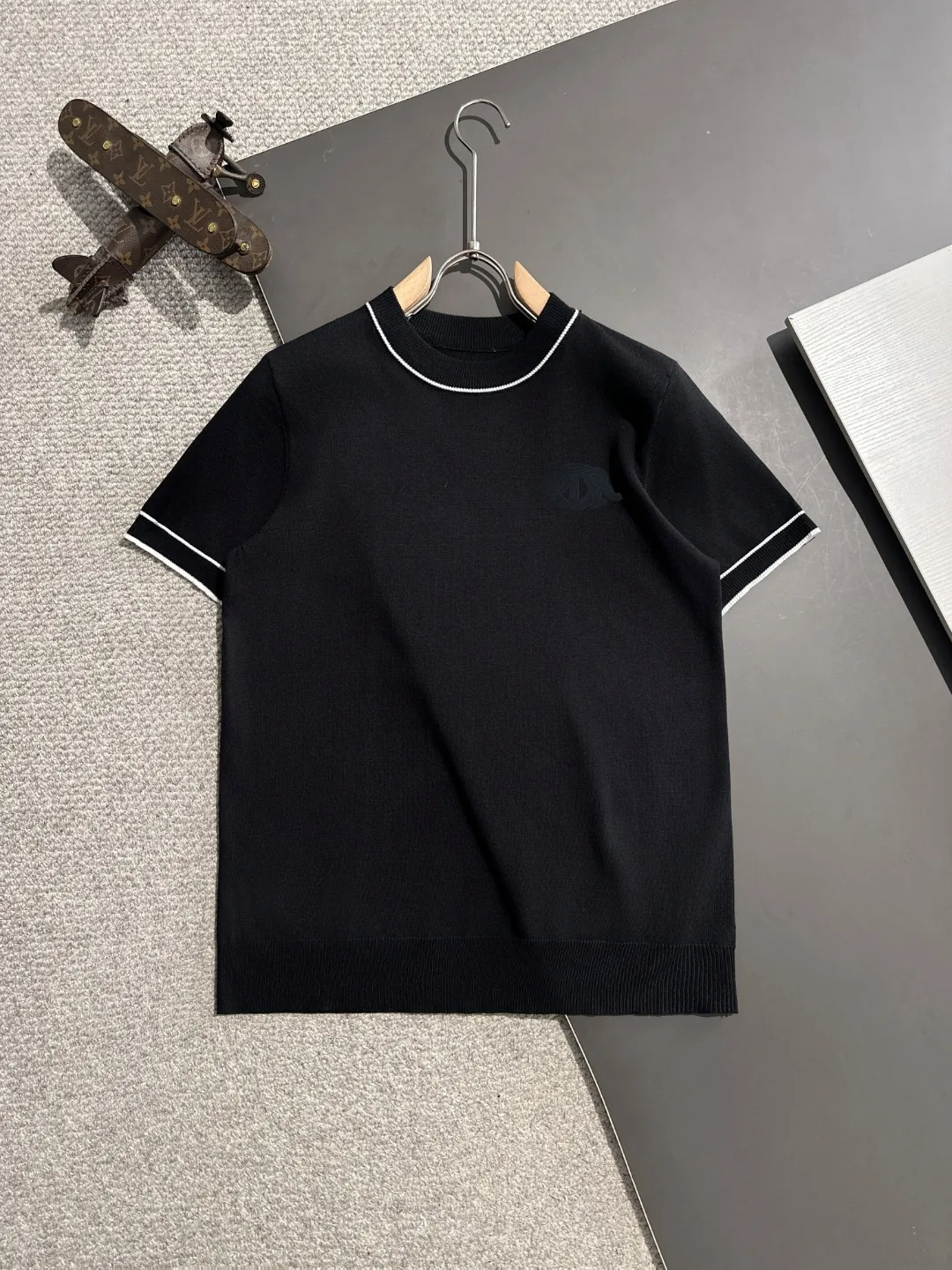 🅿️330 High quality Dior 2025 spring and summer new men's round neck short-sleeved T-shirt Made of combed cotton yarn knitted cotton fabric, pure cotton high-weight special yarn, it feels full when weighed, and the upper body is more textured than ordinary T-shirts. This texture can cope with the weather easily and is suitable for both hot and cold! The pattern on the chest adopts three-dimensional embroidery technology, and is perfectly produced stitch by stitch with reference to the original version! Loose fit design, looks noble. Size: M to XXXL