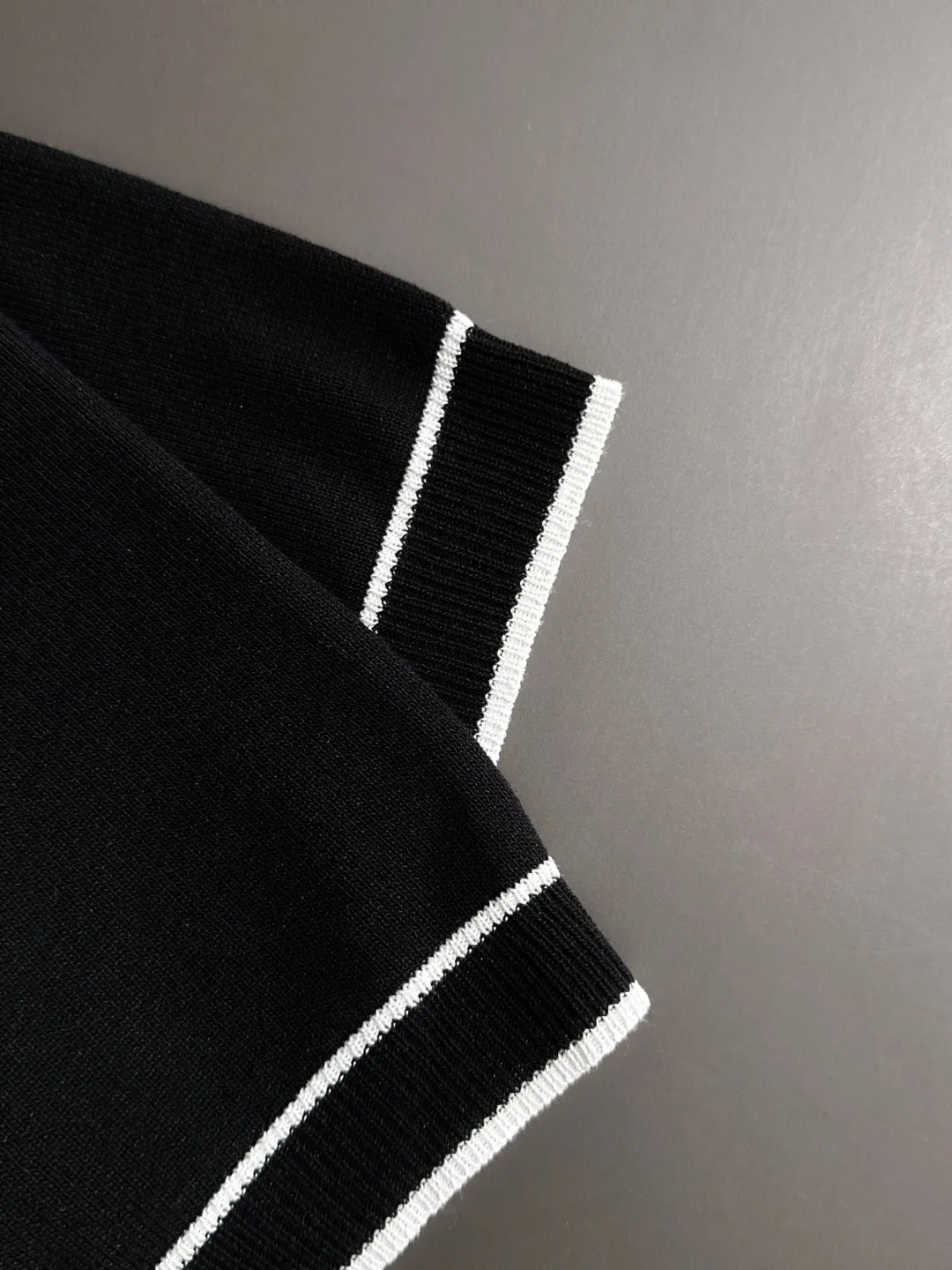 🅿️330 High quality Dior 2025 spring and summer new men's round neck short-sleeved T-shirt Made of combed cotton yarn knitted cotton fabric, pure cotton high-weight special yarn, it feels full when weighed, and the upper body is more textured than ordinary T-shirts. This texture can cope with the weather easily and is suitable for both hot and cold! The pattern on the chest adopts three-dimensional embroidery technology, and is perfectly produced stitch by stitch with reference to the original version! Loose fit design, looks noble. Size: M to XXXL