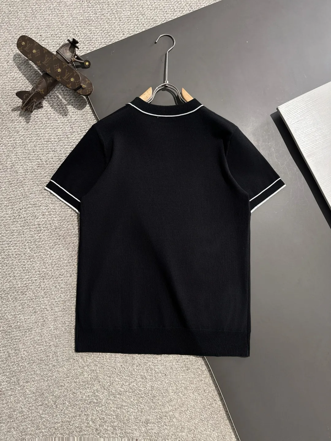 🅿️330 High quality Dior 2025 spring and summer new men's round neck short-sleeved T-shirt Made of combed cotton yarn knitted cotton fabric, pure cotton high-weight special yarn, it feels full when weighed, and the upper body is more textured than ordinary T-shirts. This texture can cope with the weather easily and is suitable for both hot and cold! The pattern on the chest adopts three-dimensional embroidery technology, and is perfectly produced stitch by stitch with reference to the original version! Loose fit design, looks noble. Size: M to XXXL
