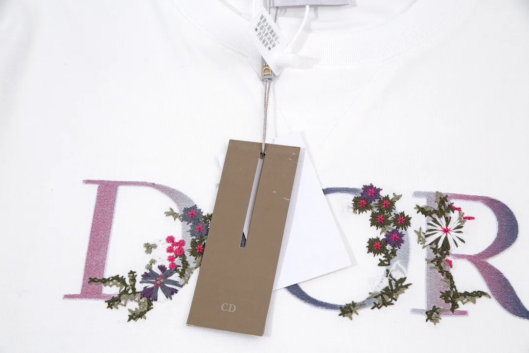 🅿️190 (➕5🉑 Comes with handbag) DIOR Dior Floral Letters Logo Gradient Color Embroidery Golden Classic Short-Sleeved T-shirt Customized 240g same vat dyed fabric, very comfortable to the touch. Latest brick cabinet synchronization for spring and summer OS off-shoulder version, fashionable and individual, super versatile and good-looking, very suitable for both men and women, must-have style, hangtag, collar label, washed wheat, complete with three labels, style number: 23803 Color: White Size: XS~L