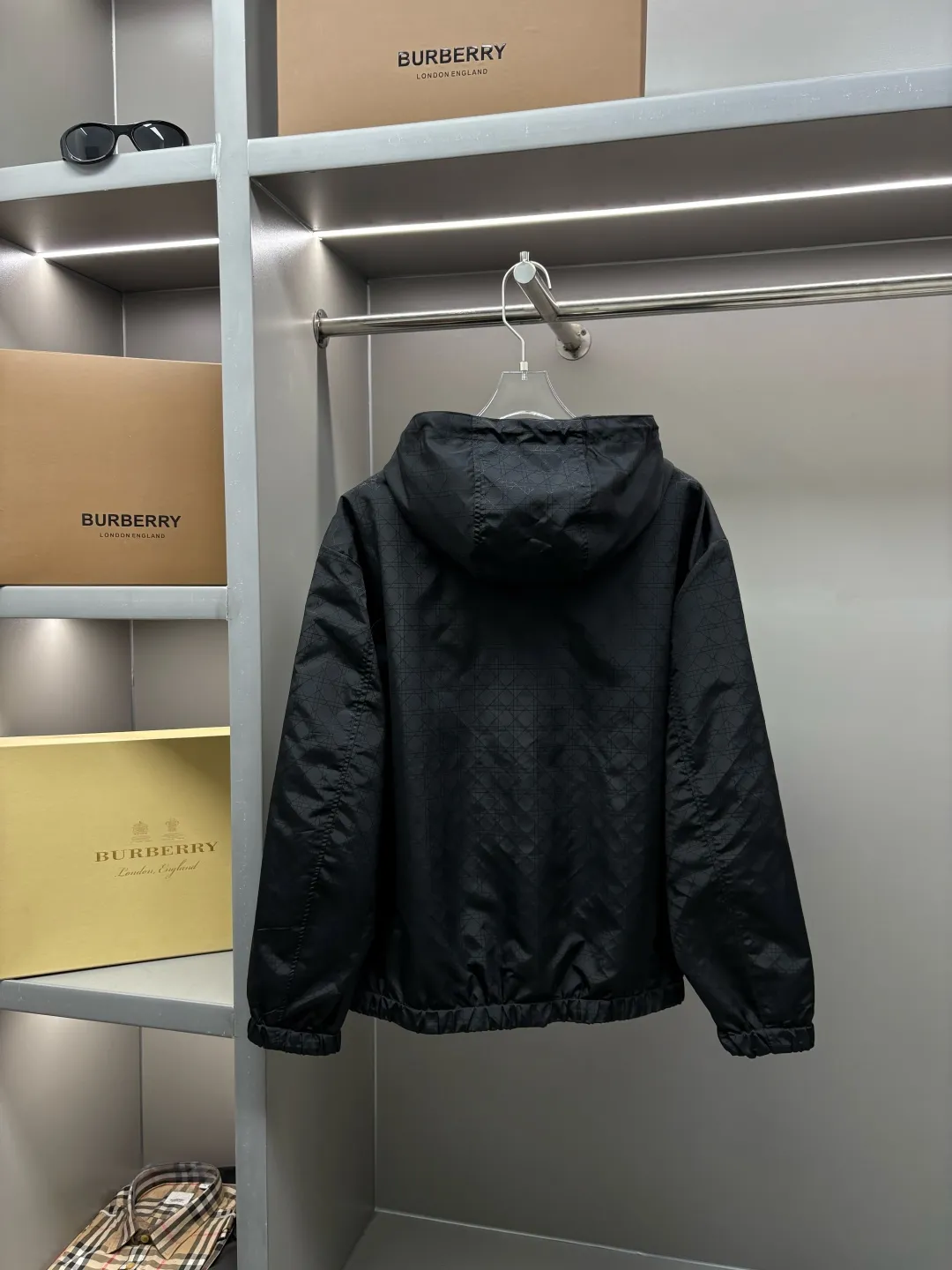 🅿️800 DIOR Dior letter embroidered reversible jacket. It has a three-dimensional and slim tailoring design. The upper body is simple and versatile, capable and stylish. It can be easily used for both business and leisure, creating a mature and stable new trend. The short slim fit has an outstanding upper body effect, and the overall shape configuration is just right. It can be slim without being too tight, and it is very natural without being too dry. It is a jacket that can be easily worn by men and women! Size: M-XXXL