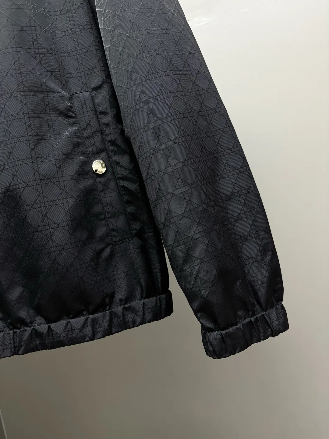 🅿️800 DIOR Dior letter embroidered reversible jacket. It has a three-dimensional and slim tailoring design. The upper body is simple and versatile, capable and stylish. It can be easily used for both business and leisure, creating a mature and stable new trend. The short slim fit has an outstanding upper body effect, and the overall shape configuration is just right. It can be slim without being too tight, and it is very natural without being too dry. It is a jacket that can be easily worn by men and women! Size: M-XXXL