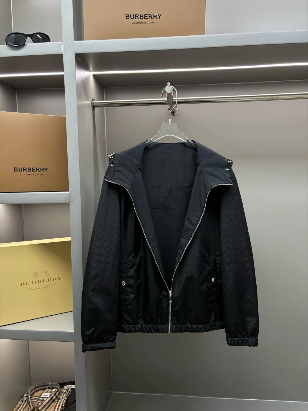 🅿️800 DIOR Dior letter embroidered reversible jacket. It has a three-dimensional and slim tailoring design. The upper body is simple and versatile, capable and stylish. It can be easily used for both business and leisure, creating a mature and stable new trend. The short slim fit has an outstanding upper body effect, and the overall shape configuration is just right. It can be slim without being too tight, and it is very natural without being too dry. It is a jacket that can be easily worn by men and women! Size: M-XXXL