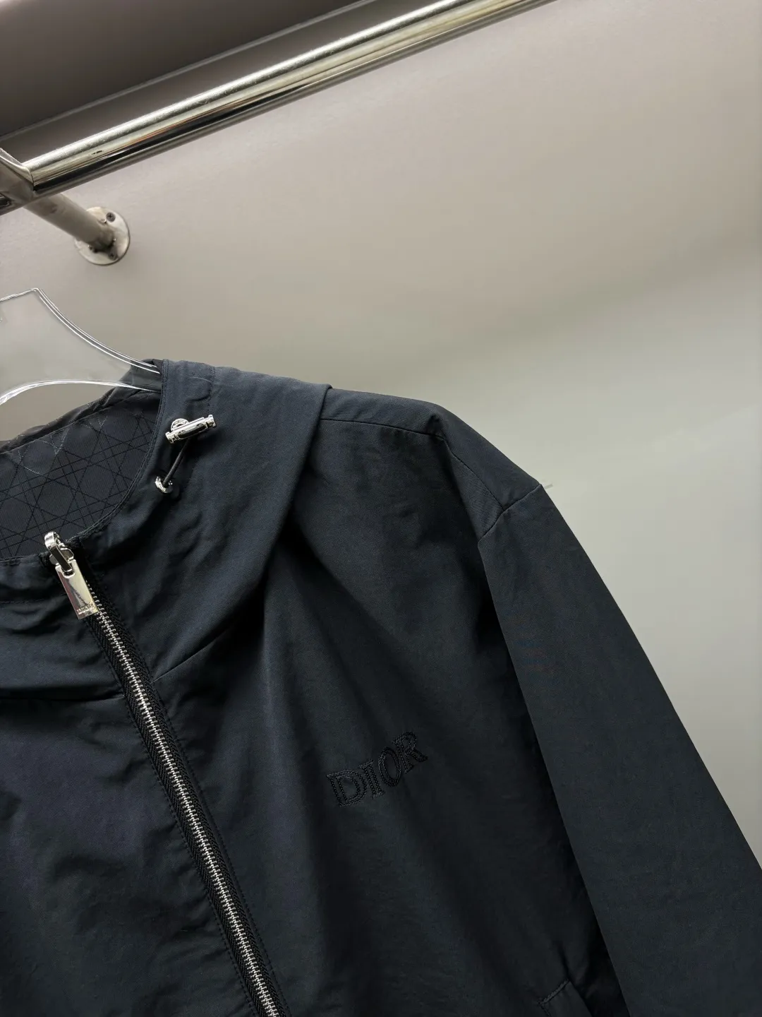🅿️800 DIOR Dior letter embroidered reversible jacket. It has a three-dimensional and slim tailoring design. The upper body is simple and versatile, capable and stylish. It can be easily used for both business and leisure, creating a mature and stable new trend. The short slim fit has an outstanding upper body effect, and the overall shape configuration is just right. It can be slim without being too tight, and it is very natural without being too dry. It is a jacket that can be easily worn by men and women! Size: M-XXXL