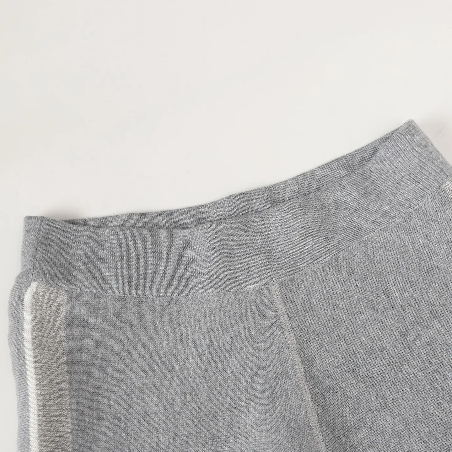 🅿️490 [High Quality] CD 25FW presbyopic reversible cashmere trousers (grey) The fabric is made of imported cashmere yarn double-sided jacquard fabric and can be worn on both sides. The fabric uses monogram jacquard double weaving technology to present the brand's iconic presbyopia pattern, which combines luxurious texture with practical functions. Swiss machine embroidery stitching technology ensures every detail is exquisite and perfect, and the stitches are even and delicate. The classic straight-leg design subtly modifies the leg lines, making the upper body slim and elegant. Double-sided jacquard technology keeps both sides of the fabric flat and crisp, making it comfortable and layered. Selected high-quality cashmere yarn brings a soft and skin-friendly touch experience while having good warmth retention and breathability. The overall craftsmanship is exquisite, and high-end quality is reflected from fabric weaving to finished product sewing. It is an exquisite item that is both fashionable and practical. Size:S/M/L