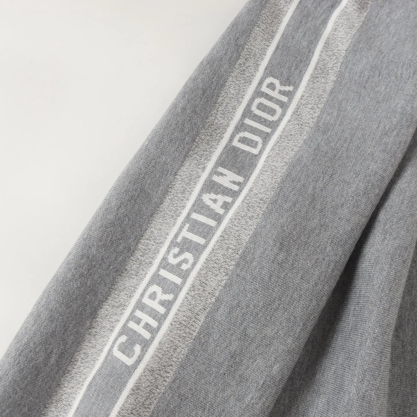 🅿️490 [High Quality] CD 25FW presbyopic reversible cashmere trousers (grey) The fabric is made of imported cashmere yarn double-sided jacquard fabric and can be worn on both sides. The fabric uses monogram jacquard double weaving technology to present the brand's iconic presbyopia pattern, which combines luxurious texture with practical functions. Swiss machine embroidery stitching technology ensures every detail is exquisite and perfect, and the stitches are even and delicate. The classic straight-leg design subtly modifies the leg lines, making the upper body slim and elegant. Double-sided jacquard technology keeps both sides of the fabric flat and crisp, making it comfortable and layered. Selected high-quality cashmere yarn brings a soft and skin-friendly touch experience while having good warmth retention and breathability. The overall craftsmanship is exquisite, and high-end quality is reflected from fabric weaving to finished product sewing. It is an exquisite item that is both fashionable and practical. Size:S/M/L