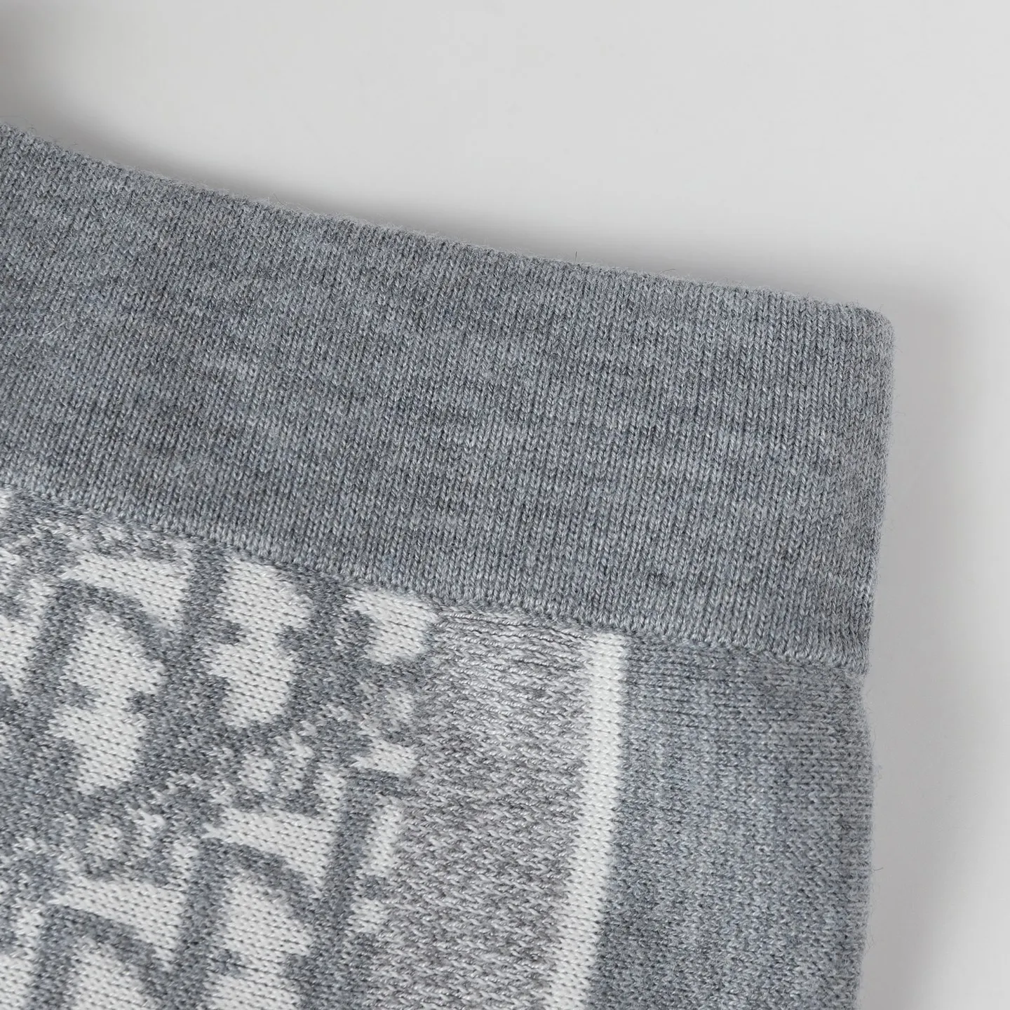 🅿️490 [High Quality] CD 25FW presbyopic reversible cashmere trousers (grey) The fabric is made of imported cashmere yarn double-sided jacquard fabric and can be worn on both sides. The fabric uses monogram jacquard double weaving technology to present the brand's iconic presbyopia pattern, which combines luxurious texture with practical functions. Swiss machine embroidery stitching technology ensures every detail is exquisite and perfect, and the stitches are even and delicate. The classic straight-leg design subtly modifies the leg lines, making the upper body slim and elegant. Double-sided jacquard technology keeps both sides of the fabric flat and crisp, making it comfortable and layered. Selected high-quality cashmere yarn brings a soft and skin-friendly touch experience while having good warmth retention and breathability. The overall craftsmanship is exquisite, and high-end quality is reflected from fabric weaving to finished product sewing. It is an exquisite item that is both fashionable and practical. Size:S/M/L