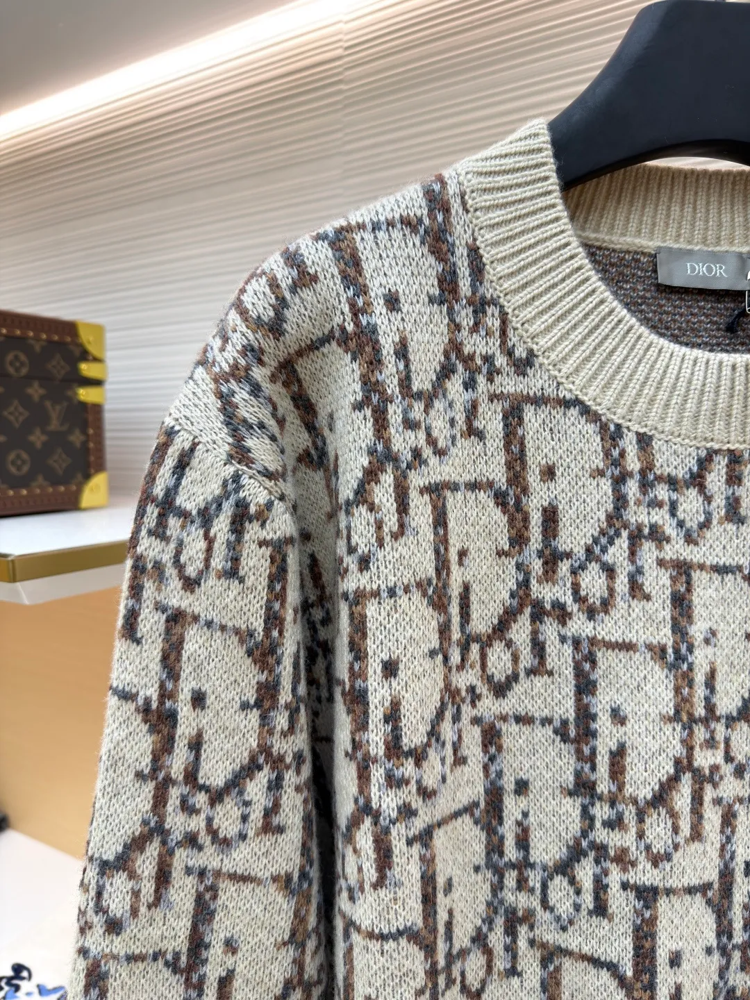 Dior presbyopic crew neck sweater ●Original version: Purchased and developed for 15400 ●Item number: 1681286-B70 ●Fabric: wool blended fabric ●Technology: jacquard weaving ●Version: fitted version ●Weight: about 745 grams ●Size: XS-S-M-L ●Description: The wool is custom-dyed with imported premium 100% wool yarn, and jacquard weaving is carried out using an imported 5-gauge wool loom. A single piece takes 190 minutes, and is woven at a parallel and even speed. The whole piece of clothing is clear. The drawings are drawn by experienced masters, and the pattern is positioned according to YB. Specific three-label washing. The overall wiring is straight and delicate. The fabric is comfortable and soft, and the color is consistent without color difference. It can be matched with the same style to create a fashionable look, and can be used in various occasions. Customized accessories, complete with three standards, same style for men and women!