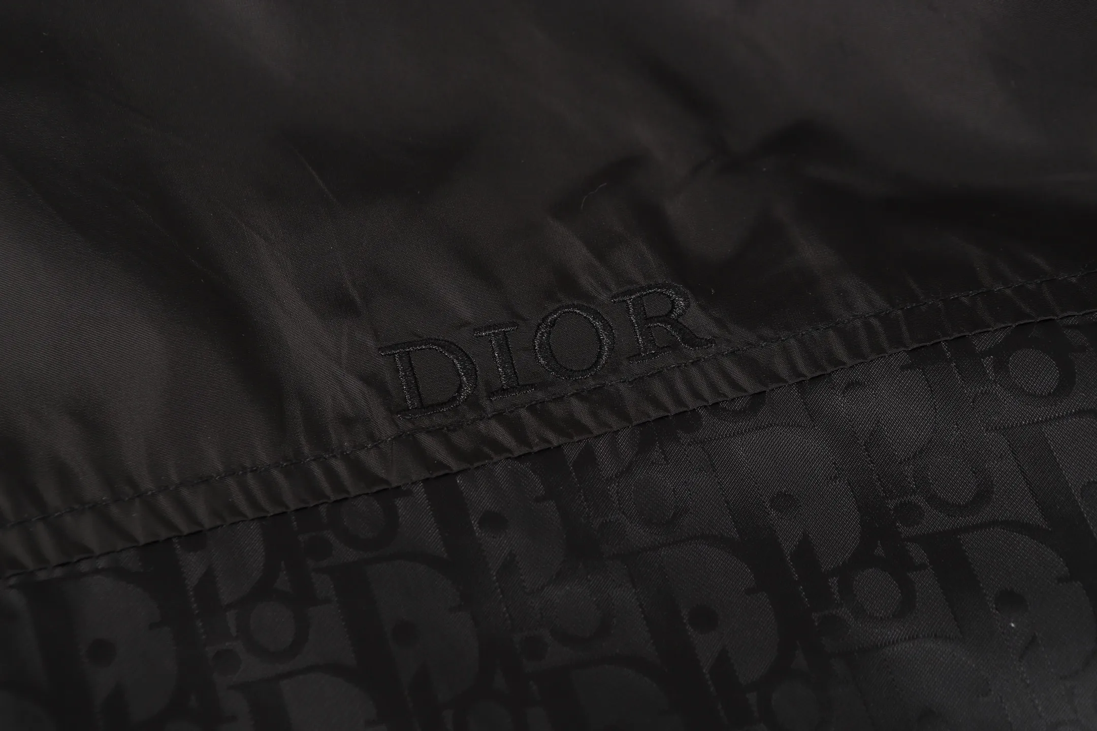 🅿️560 Dior/Dior hooded jacket with all-over lettering logo printed on the chest. Trade channels are rare. Overseas boutiques are sold in limited quantities. A model of outdoor windbreaker products, the trademark with dark patterns all over the body highlights the brand recognition. This jacket is both warm and lightweight. The latest model is launched in the same style at the counter. The ultra-authentic upper body instantly transforms into an oppa. The simple and fashionable three-dimensional tailoring has unique craftsmanship. The upper body effect is excellent and shows a confident temperament. In addition to daily leisure, it can also be worn for outdoor sports. It is also a good choice for travel. It is relaxed and casual and shows a masculine temperament. Color: Black Size: S/M/L/XL