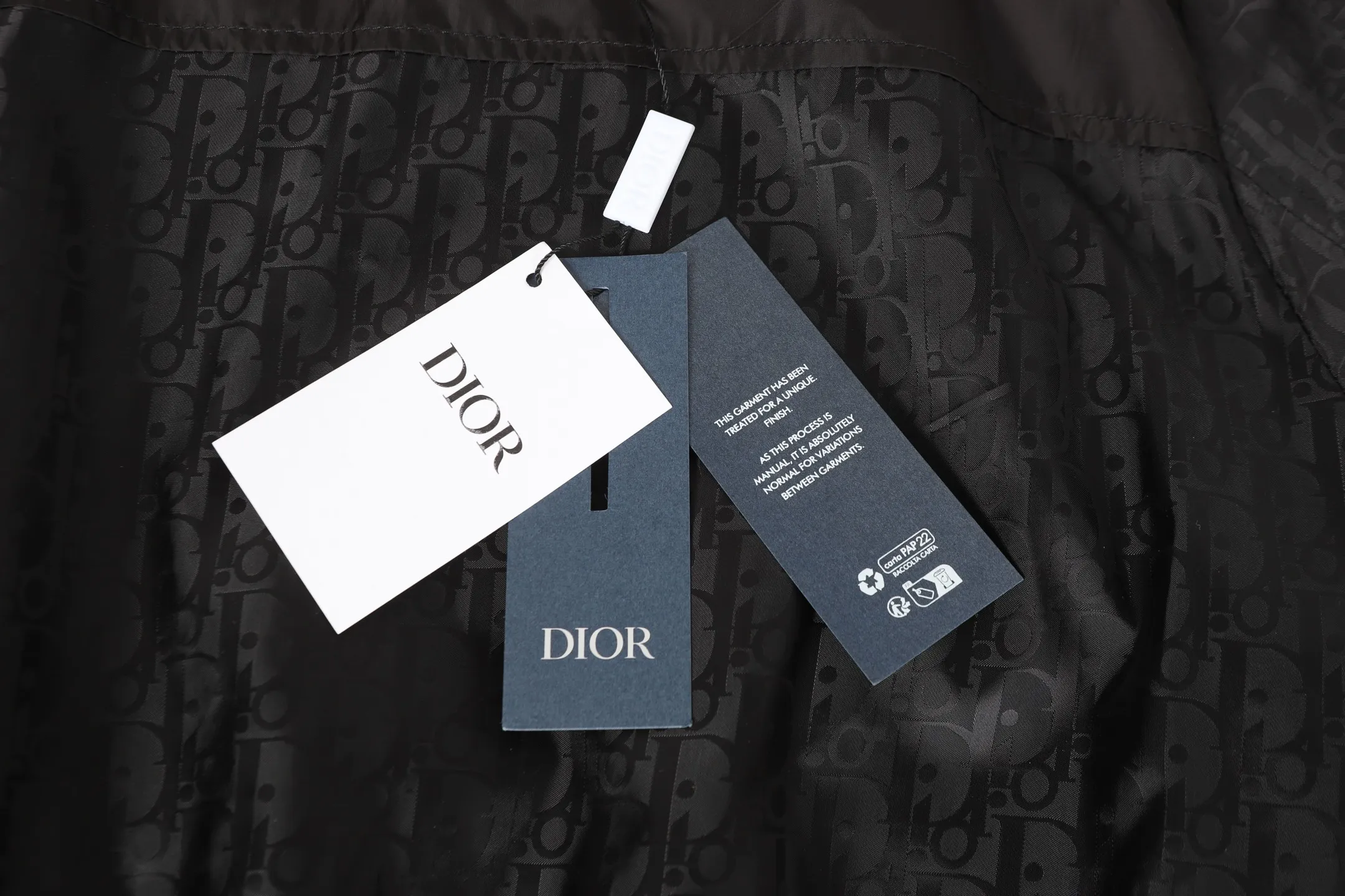 🅿️560 Dior/Dior hooded jacket with all-over lettering logo printed on the chest. Trade channels are rare. Overseas boutiques are sold in limited quantities. A model of outdoor windbreaker products, the trademark with dark patterns all over the body highlights the brand recognition. This jacket is both warm and lightweight. The latest model is launched in the same style at the counter. The ultra-authentic upper body instantly transforms into an oppa. The simple and fashionable three-dimensional tailoring has unique craftsmanship. The upper body effect is excellent and shows a confident temperament. In addition to daily leisure, it can also be worn for outdoor sports. It is also a good choice for travel. It is relaxed and casual and shows a masculine temperament. Color: Black Size: S/M/L/XL