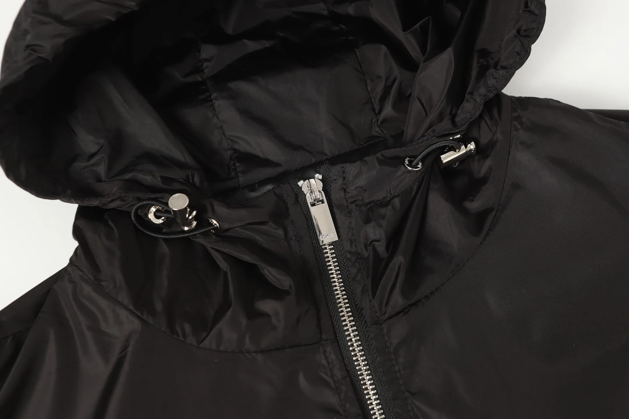 🅿️560 Dior/Dior hooded jacket with all-over lettering logo printed on the chest. Trade channels are rare. Overseas boutiques are sold in limited quantities. A model of outdoor windbreaker products, the trademark with dark patterns all over the body highlights the brand recognition. This jacket is both warm and lightweight. The latest model is launched in the same style at the counter. The ultra-authentic upper body instantly transforms into an oppa. The simple and fashionable three-dimensional tailoring has unique craftsmanship. The upper body effect is excellent and shows a confident temperament. In addition to daily leisure, it can also be worn for outdoor sports. It is also a good choice for travel. It is relaxed and casual and shows a masculine temperament. Color: Black Size: S/M/L/XL