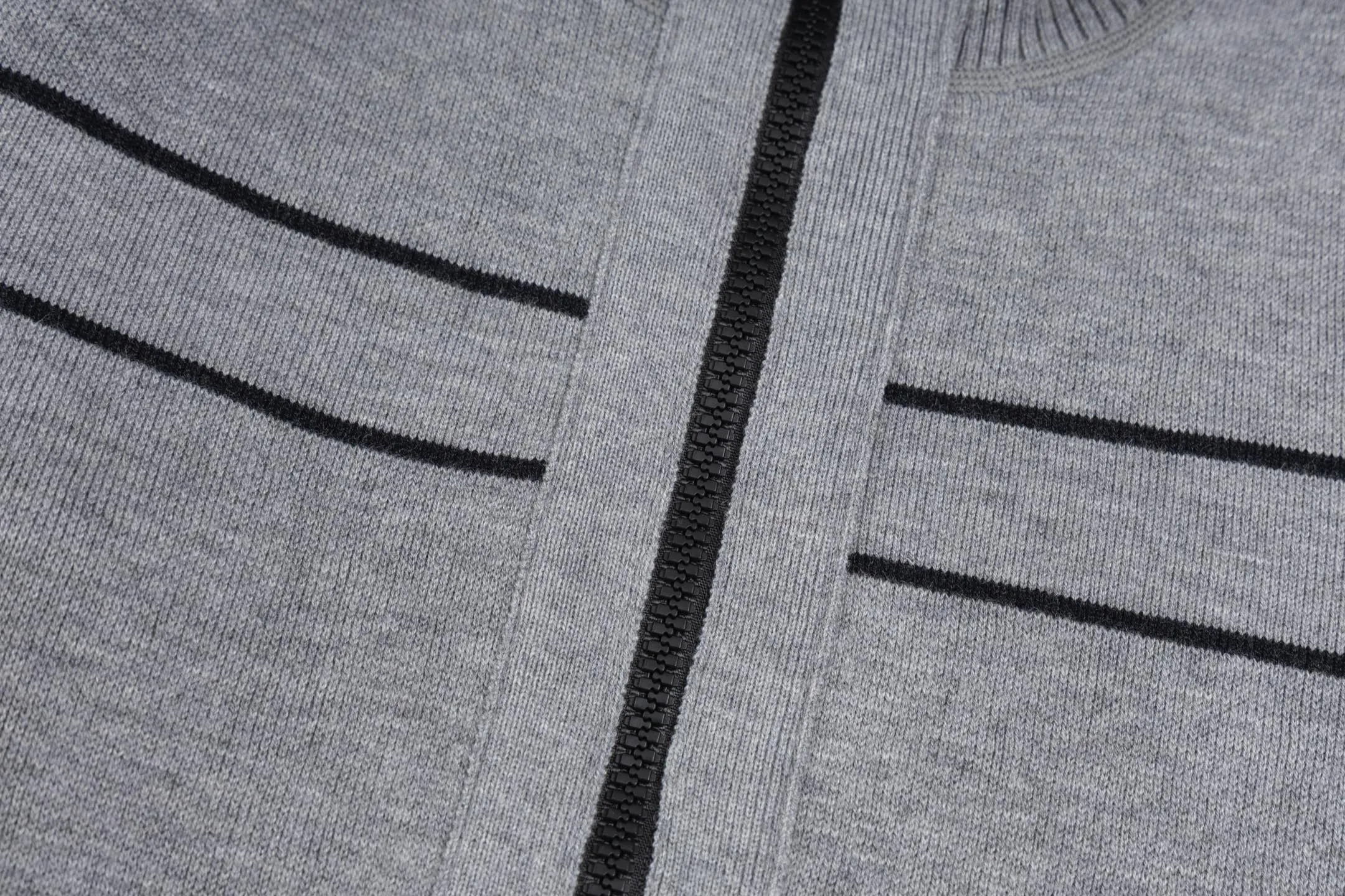 🅿️530 CD 25FW presbyopic double-sided military collar zipper knitted jacket [grey] The original purchase was 32,000 and developed. The fabric is carefully made of high-quality cashmere blended knitted fabric. This DIOR cardigan reinterprets the brand's classic logo in an innovative way. The double-sided design brings two wearing styles: one side is simple and pure gray, and the other side shows the iconic Oblique print pattern. The short slim fit and front zipper closure make it easy to wear on a daily basis. The details are ribbed on the collar, cuffs and hem to ensure comfort and maintain the silhouette. The medium-thick knit gives the garment just the right amount of warmth and drape. The lining-free design maintains the overall lightness. Professional dry cleaning is recommended. This cardigan can be layered with Oblique printed items from the same series to easily create a layered and exquisite look, perfectly demonstrating DIOR's ultimate pursuit of materials and craftsmanship. Size:S/M/L