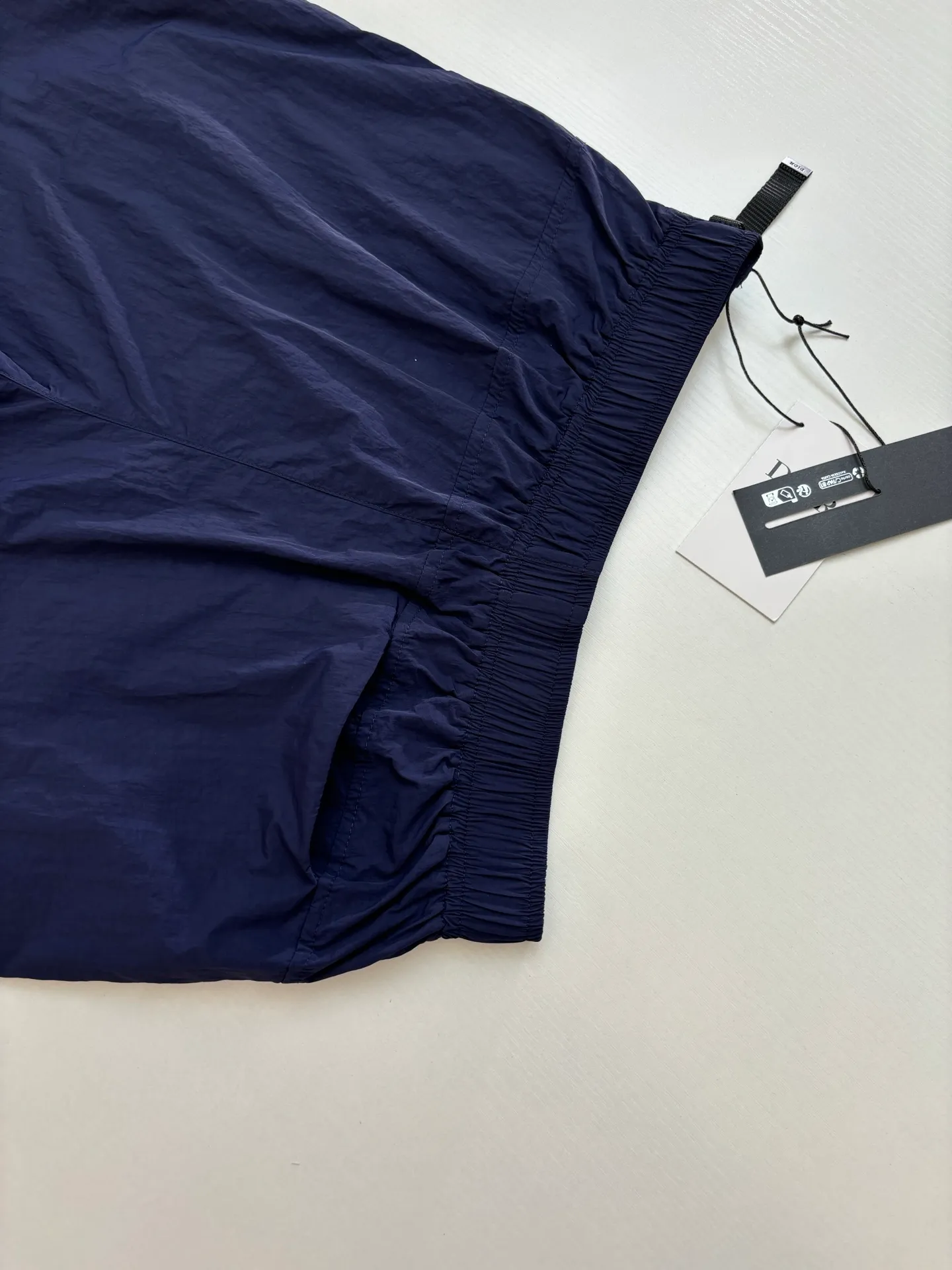 🅿️390 Dio*/Dior 25Ss new belt buckle pocket zipper shorts. Customized technical fabric, the upper body is dry and comfortable, and feels smooth. Paired with Dior knotted belt buckle to enhance the style. With elastic waistband and side zipper pockets, the casual version is more refined. New interpretation of classic items, highlighting fashion style. Can be paired with a T-shirt to create a fashionable and casual matching look. Size: S/M/L/XL