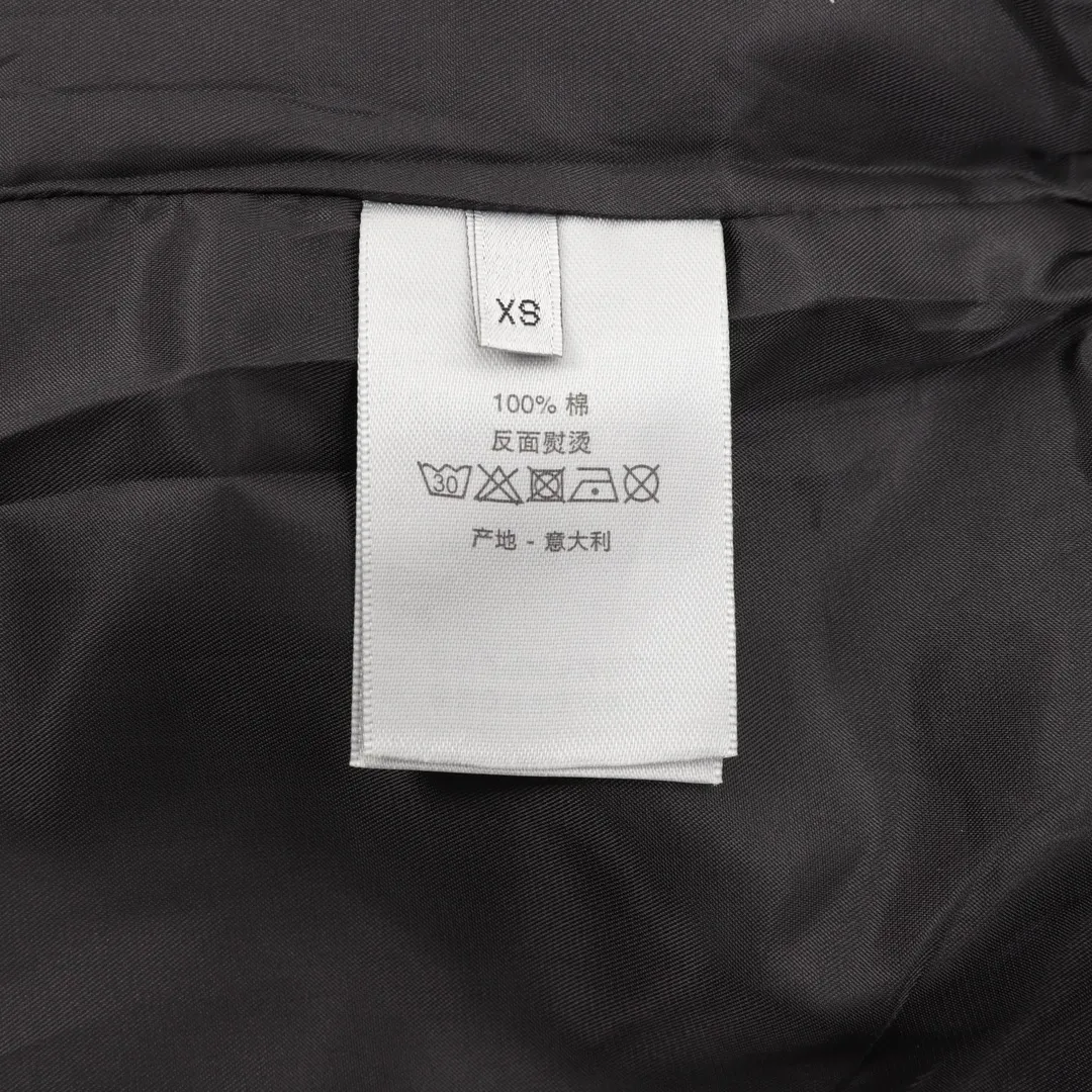 🅿️550 Dior & Stone Island co-branded baseball jacket with embroidered letters. It is made of custom-dyed pure cotton blended material. The texture is very soft. It also has a layer of blended material lining inside, which is comfortable and breathable. Tajima embroidery technology and superimposed printing technology have an extremely high defective rate. The gloss and texture of the embroidery are compared to the original, and the details are in place. Hidden hood design, refer to the upper body picture. Customized logo hardware accessories, original customized collar label and wash mark. It is a loose version with a wider effect, and a loose upper body has the best effect. Neutral design. Size：XS-L