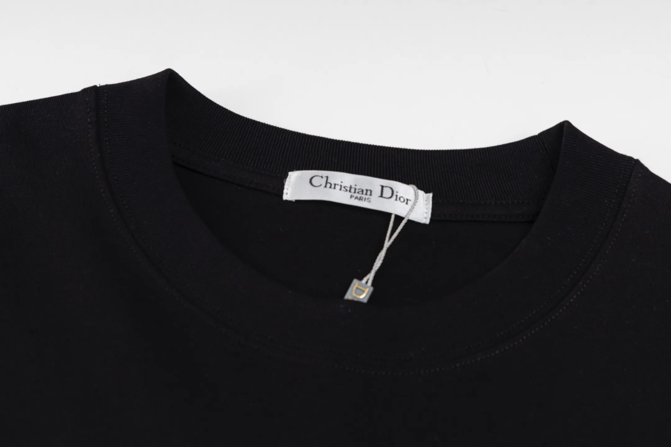 🅿️250 Style No. B44 Dior Year of the Snake limited letters heat-pressed long T. Same style as the DIOR official website. Fabric: 32-count double yarn 300g pure cotton fabric. Weaving and dyeing threads of the same color in the same cylinder. Consistent colors. Process: imported machine high-temperature hot-pressed snake logo. Supporting: complete three labels. Cardboard. Oil paper code sticker packaging. High-temperature pre-shrinking process before production. No shrinkage and deformation. Imported machine professional plate making os version Can wear up to 200 pounds. The size is measured manually. The error of 2-3cm is normal. Color: black white size: s m l xl
