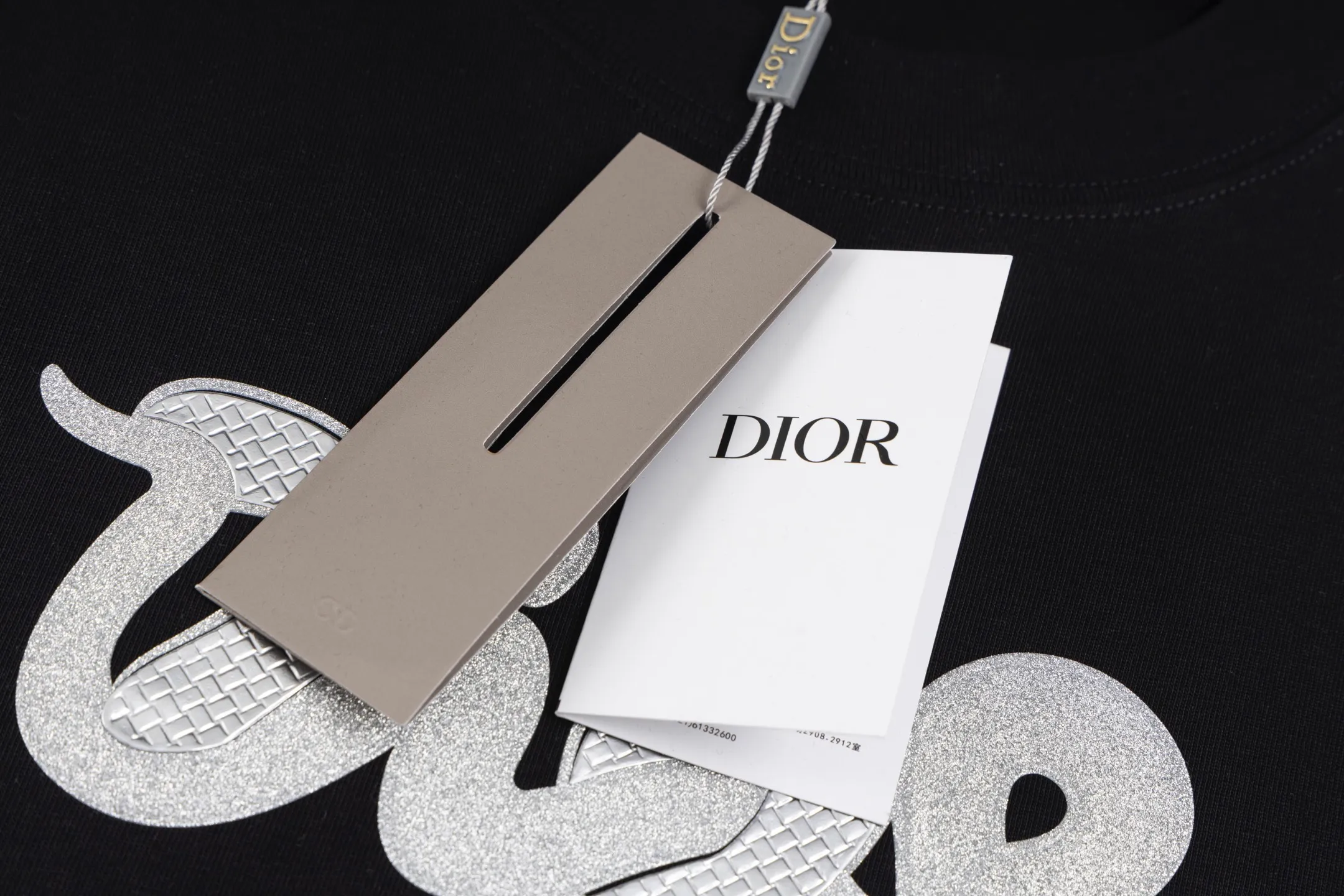 🅿️250 Style No. B44 Dior Year of the Snake limited letters heat-pressed long T. Same style as the DIOR official website. Fabric: 32-count double yarn 300g pure cotton fabric. Weaving and dyeing threads of the same color in the same cylinder. Consistent colors. Process: imported machine high-temperature hot-pressed snake logo. Supporting: complete three labels. Cardboard. Oil paper code sticker packaging. High-temperature pre-shrinking process before production. No shrinkage and deformation. Imported machine professional plate making os version Can wear up to 200 pounds. The size is measured manually. The error of 2-3cm is normal. Color: black white size: s m l xl