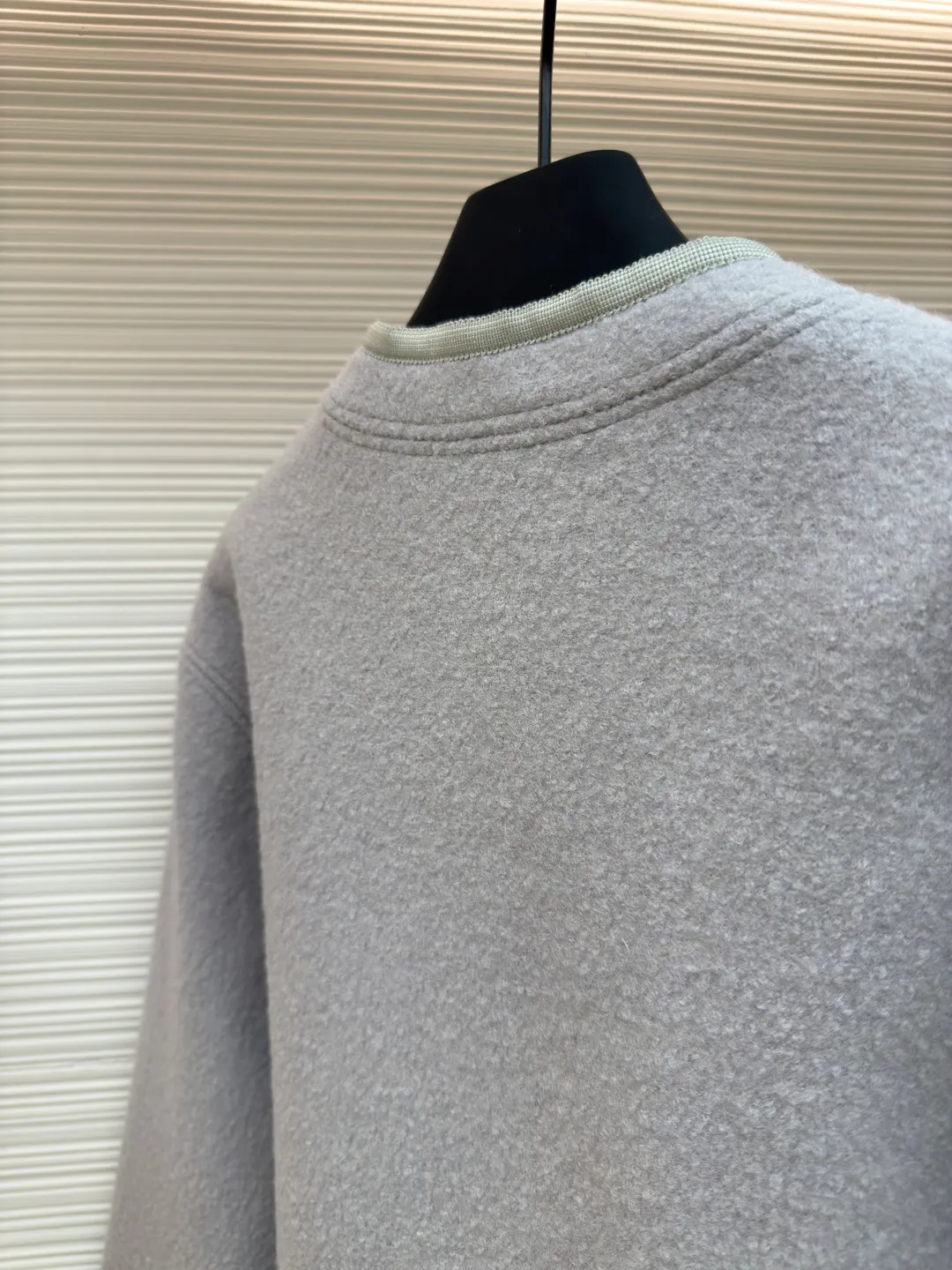 Dior Austrian style wool jacket ●Authentic product: Purchased and developed by 25763 ●Item number: 1680420-D50 ●Fabric: wool fabric ●Technology: Made on positioning cutting machine ●Version: Loose fit ●Weight: about 835 grams ●Size: S-M-L ●Description: The fabric is made of 100% exclusive wool fabric to ensure its rich texture and excellent performance. Made with imported computer cutting technology, the workmanship quality is immediately reflected. The outer buttons are made of hand-sewn natural horn buttons, and the inner lining is luxuriously made of custom-made cupro silk fabric, which is very comfortable. Customized CD embroidery, the entire dress, including fabrics, linings, and accessories, are all custom-made. It took six months to ship after I bought it in February. The overall wiring is straight and delicate, the fabric is comfortable and soft, and the color is consistent without color difference. It can be matched with the same style to create a fashionable look and control various occasions. Customized accessories, complete with three standards, same style for men and women!
