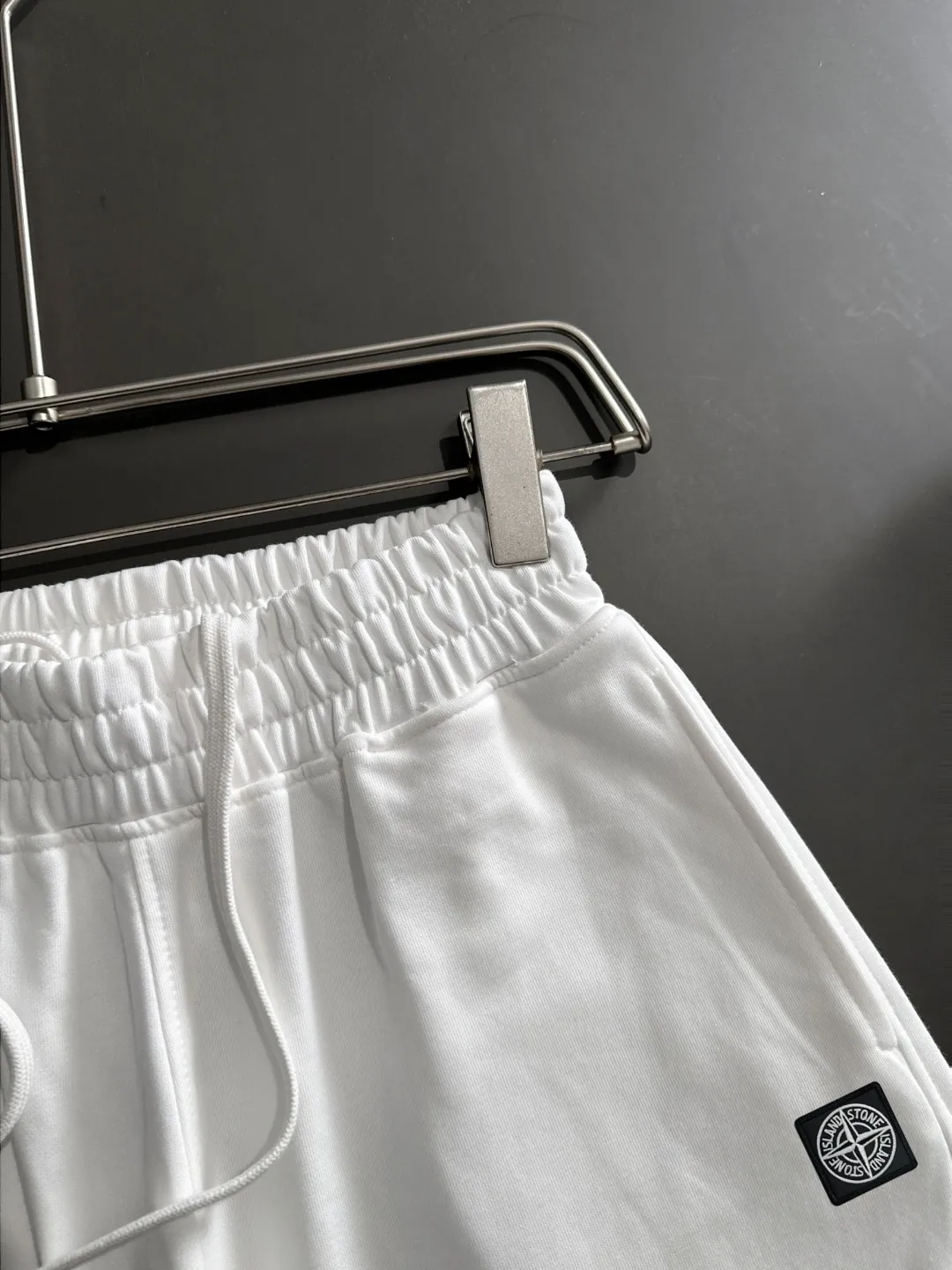 🅿️330 shipped next day, high-end goods DIOR/Dior Stone Island 2025 spring and summer new elastic band casual solid color loose shorts, two needle stitches at the trouser hem, fine and firm stitching, counter-customized fabrics with high breathability and comfort, impeccable details, brand element design concept, reflecting high quality. It feels delicate and soft! It presents a casual cut and the upper body shape is great! Size: S-XXL