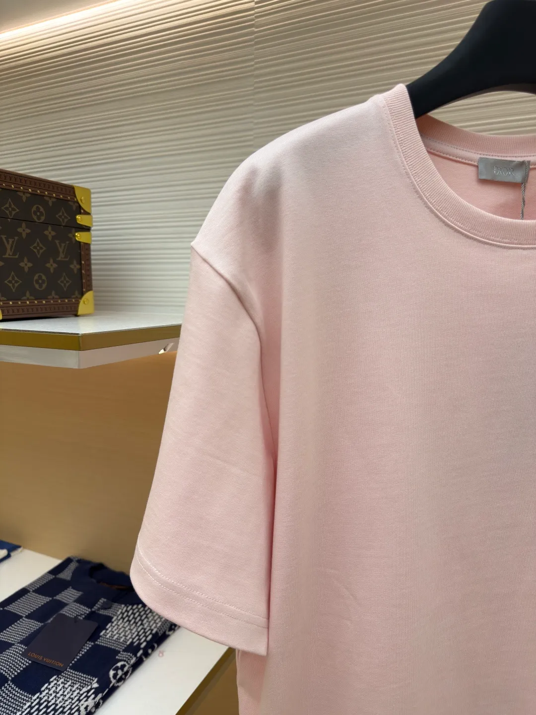 DIOR CD letter embroidery round neck short sleeves ●Authentic product: Purchased and developed for 5800 ●Item number: 1680436-A00 ●Fabric: pure cotton fabric ●Technology: embroidery process ●Version: fitted version ●Weight: about 360 grams ●Size: XS-S-M-L ●Description: Color is custom-woven and dyed, "CD" design on the chest. A perfect fashionable and trendy item! The oversize version is very slimming and can be worn with a T-skirt or shorts. Who wouldn’t love it? The texture of the customized fabric is super versatile and can be worn in all seasons. The overall routing is straight and delicate, the fabric is comfortable and soft, and the color is consistent with no color difference. It can be matched with the same style to create a fashionable look and control various occasions. Customized accessories, complete with three labels, same style for men and women!
