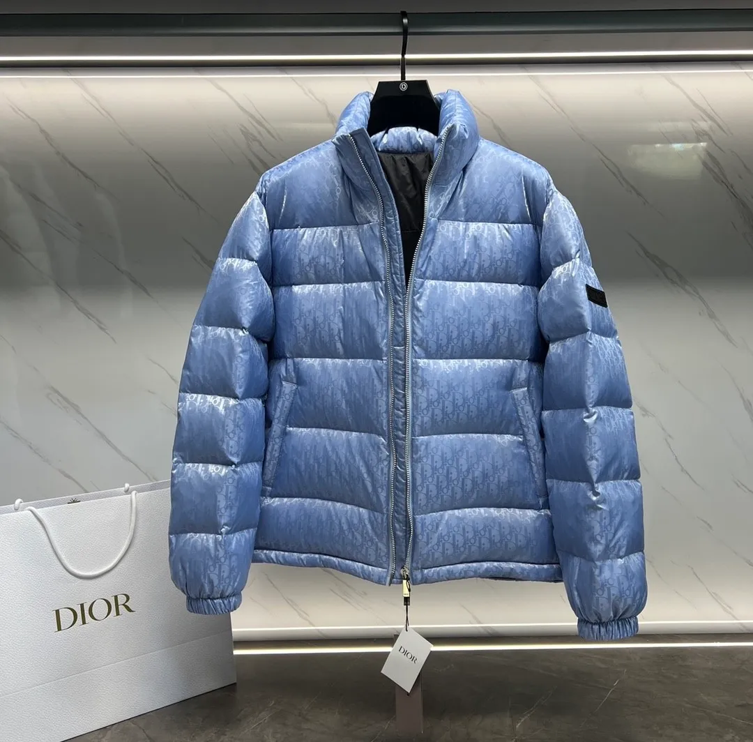🅿️760 ⬆️Dior 23FW oblique dark pattern presbyopic stand collar down jacket, same style at the counter, popular all the way 🔥presbyopic down jacket is here🤩~ This is a down jacket with ultra-complex craftsmanship, the custom fabric cycle is as long as 50 days, based on the original fabric, laser jacquard makes the whole garment uneven, with a stronger three-dimensional effect, and the 3D effect is more obvious ✨This fabric has a good hand feel, and the dark pattern on the jacket is very low-key. The fabric shows a dark grain luster, and it has extremely high waterproof properties! The real texture is more perfect, custom-woven high-density satin nylon material and dark jacquard weave, simple and refreshing, thick and fluffy, super three-proof fabric, waterproof, stain-proof and dust-proof! ✨ Full-width jacquard LOGO, ultra-high-end luxury and style. The handsomeness and eye-catching index of the upper body are absolutely NO. 1. Fully custom-woven jacquard LOGO technology fabric, high-density polyester fiber. It is a new type of heat-insulating and light-weight fabric. It has a light texture, delicate and soft warmth and breathability. Especially the LOGO jacquard produces different light and dark interweaving under different lights! Full of hidden flower logos, low-key with a touch of expensiveness, the overall shape is not too bloated, windproof and waterproof, it can be called a haven in winter 😍 Simple but not simple, wear it with a wrap in autumn and winter. ✨The interior is filled with 90-fill white goose down, (90% white goose down ➕10% white goose feather) This type of down is full of fluffiness, better thermal insulation, and has no down stalks! Hooded and windproof design, comfortable and warm! The white goose down filled inside is a strong guarantee of warmth and cold resistance. As for the so-called odor gas of down, it is completely worry-free. The upper body is light and full. The down filling is sufficiently balanced to obtain uniform warmth! The upper body is eye-catching. ✨The hardware of the whole garment is made of original 1V1 customized tungsten material. Leather label design, hot melt technology, one-time molding