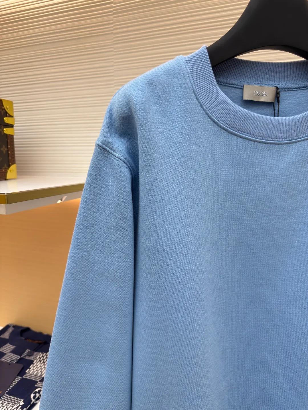 DIOR logo embroidered long-sleeved sweatshirt ●Authentic product: purchased and developed for 6700 ●Item number: 1680342-A65 ●Fabric: pure cotton fabric ●Technology: embroidery production ●Version: loose fit ●Weight: about 520 grams ●Size: S-M-L-XL ●Description: Made of customized cotton fabric, with classic high-density logo embroidery on the chest and velvet design on the inside. It can be matched with bottoms of the same season to create a fashionable look. It can be worn inside or outside to suit various occasions. Customized accessories, complete with three labels, same style for men and women!