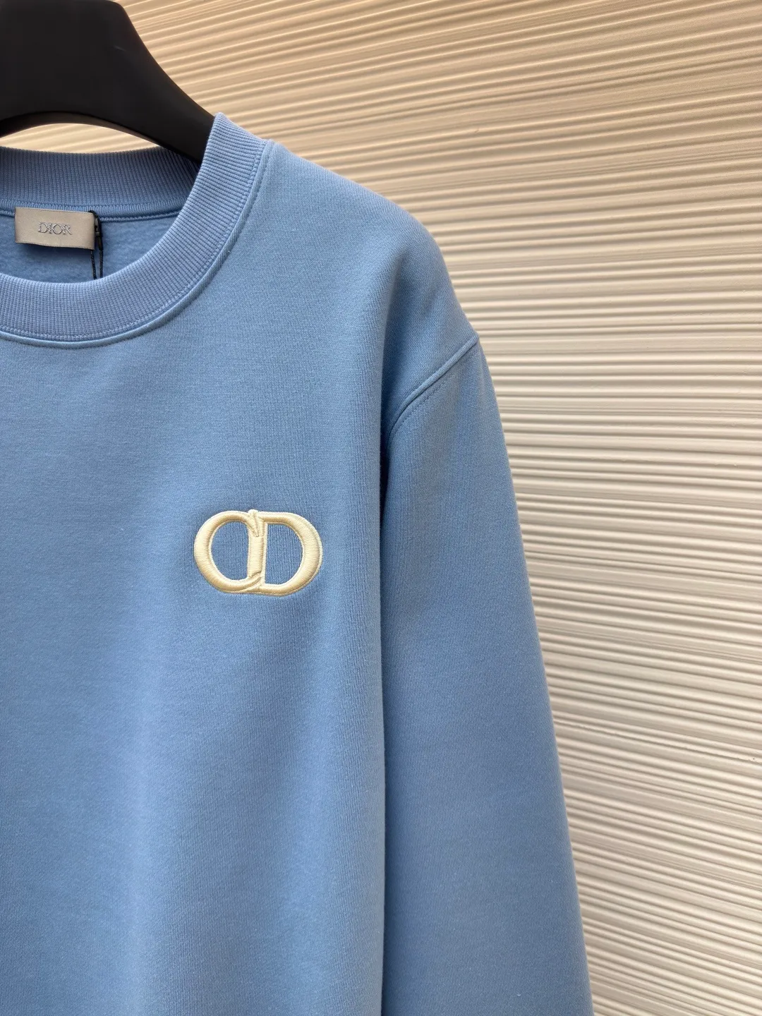 DIOR logo embroidered long-sleeved sweatshirt ●Authentic product: purchased and developed for 6700 ●Item number: 1680342-A65 ●Fabric: pure cotton fabric ●Technology: embroidery production ●Version: loose fit ●Weight: about 520 grams ●Size: S-M-L-XL ●Description: Made of customized cotton fabric, with classic high-density logo embroidery on the chest and velvet design on the inside. It can be matched with bottoms of the same season to create a fashionable look. It can be worn inside or outside to suit various occasions. Customized accessories, complete with three labels, same style for men and women!