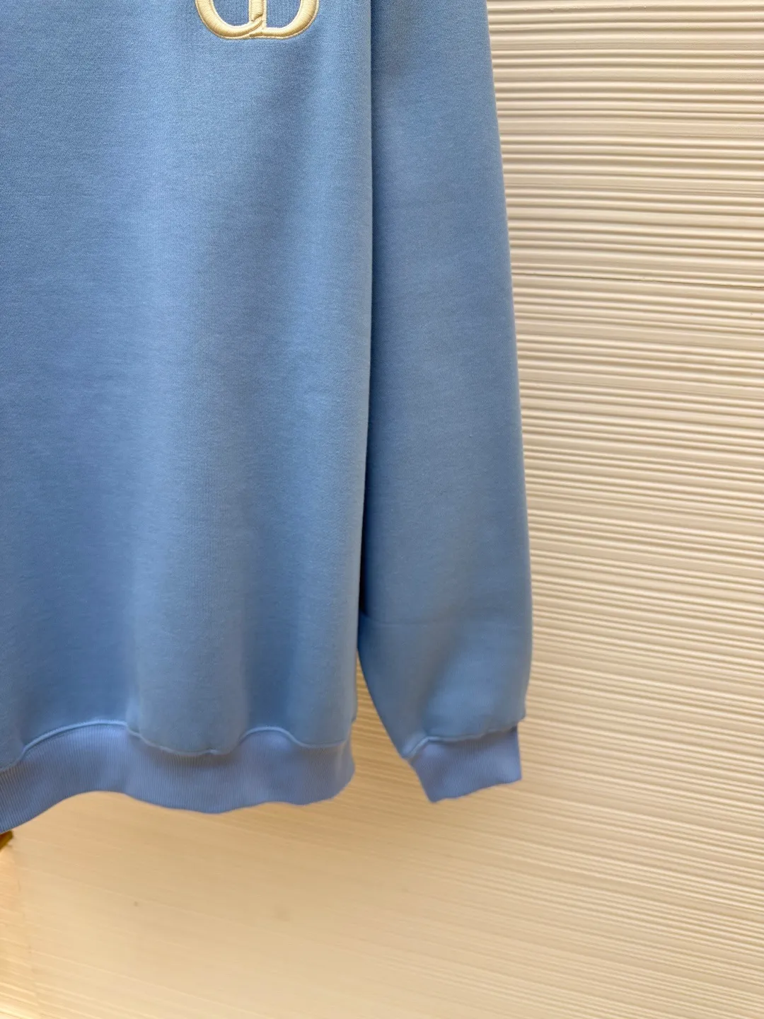 DIOR logo embroidered long-sleeved sweatshirt ●Authentic product: purchased and developed for 6700 ●Item number: 1680342-A65 ●Fabric: pure cotton fabric ●Technology: embroidery production ●Version: loose fit ●Weight: about 520 grams ●Size: S-M-L-XL ●Description: Made of customized cotton fabric, with classic high-density logo embroidery on the chest and velvet design on the inside. It can be matched with bottoms of the same season to create a fashionable look. It can be worn inside or outside to suit various occasions. Customized accessories, complete with three labels, same style for men and women!