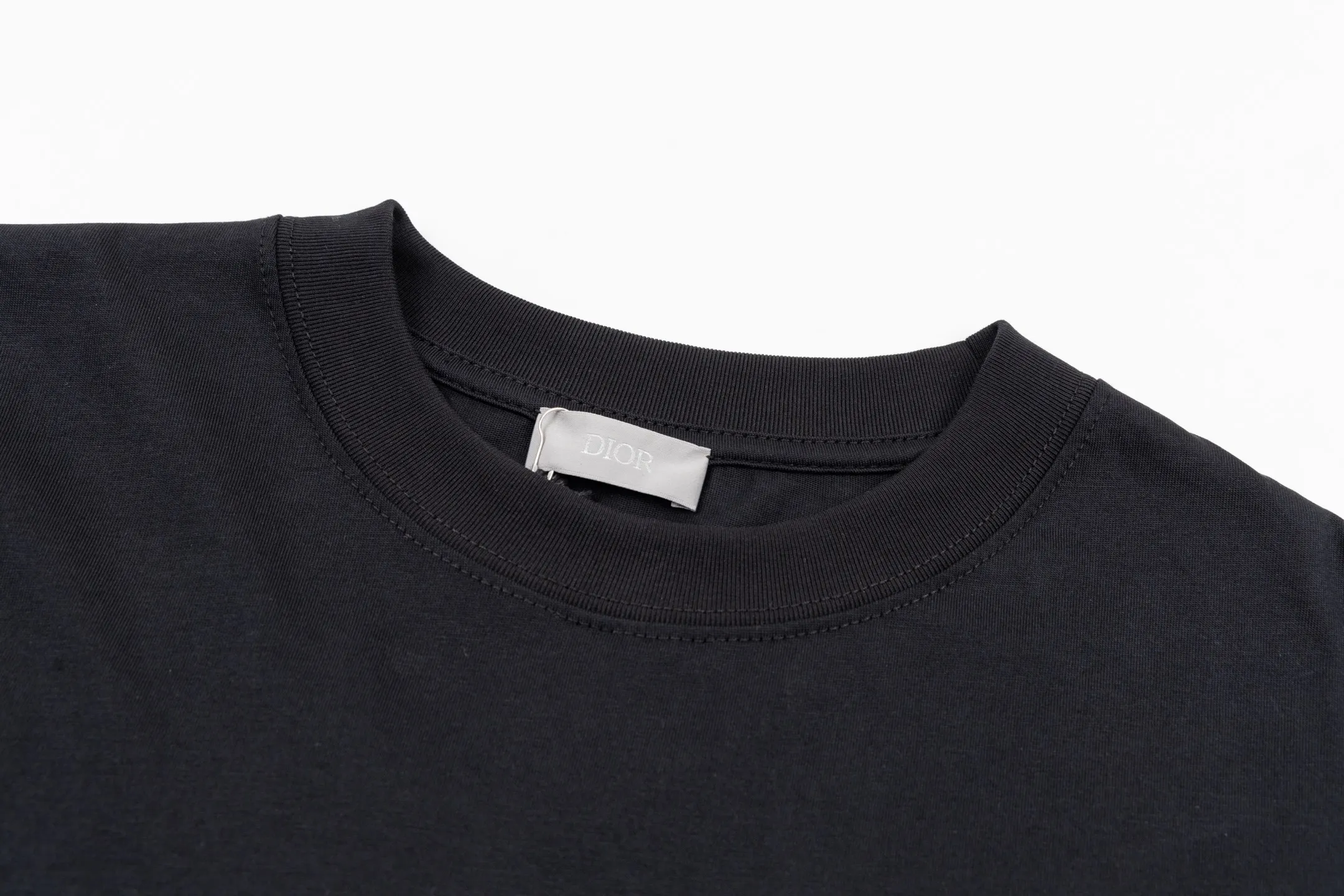 🅿️270 CD AND DESCENT Reflective Printed Short Sleeve (Black) The fabric is made of 24S 185g special woven compact cotton fabric, and the rib is made of 32S 300g double yarn rib. This T-shirt is a new product in the 2026 spring men's wear series, inspired by performance sportswear. Crafted from white cotton jersey with reflective ANDDESCENTE pattern. The ribbed round neck design can be layered with a zippered sweatshirt to create a sophisticated sporty look. The fabric is made of 24S special-spun compact cotton as a plain knitted base. The high-count compact spinning process ensures that the fabric has an extremely delicate skin feel and excellent anti-pilling durability. The neckline is equipped with 32S 1x1 high-density ribbing, which provides long-lasting rebound with its tight structure and protects the collar shape. It uses an advanced laser cutting reflective engraving film thermal transfer process: first, the composite reflective film with built-in micro glass beads is carved out by a high-precision laser cutting machine to create the precise outline of the words; the imprint is positioned and imprinted through precisely controlled temperature, pressure and time. It ensures the sharp and clear edges of the pattern and gives the item unique dynamic visual attributes. Under daily light, it presents a low-key silver-gray color, but when exposed to light in a dark place, it instantly bursts out with strong retroreflection. Through innovative reflective technology and sophisticated basic materials, performance is transformed into a perceptible visual language. Size:XS-S-M-L
