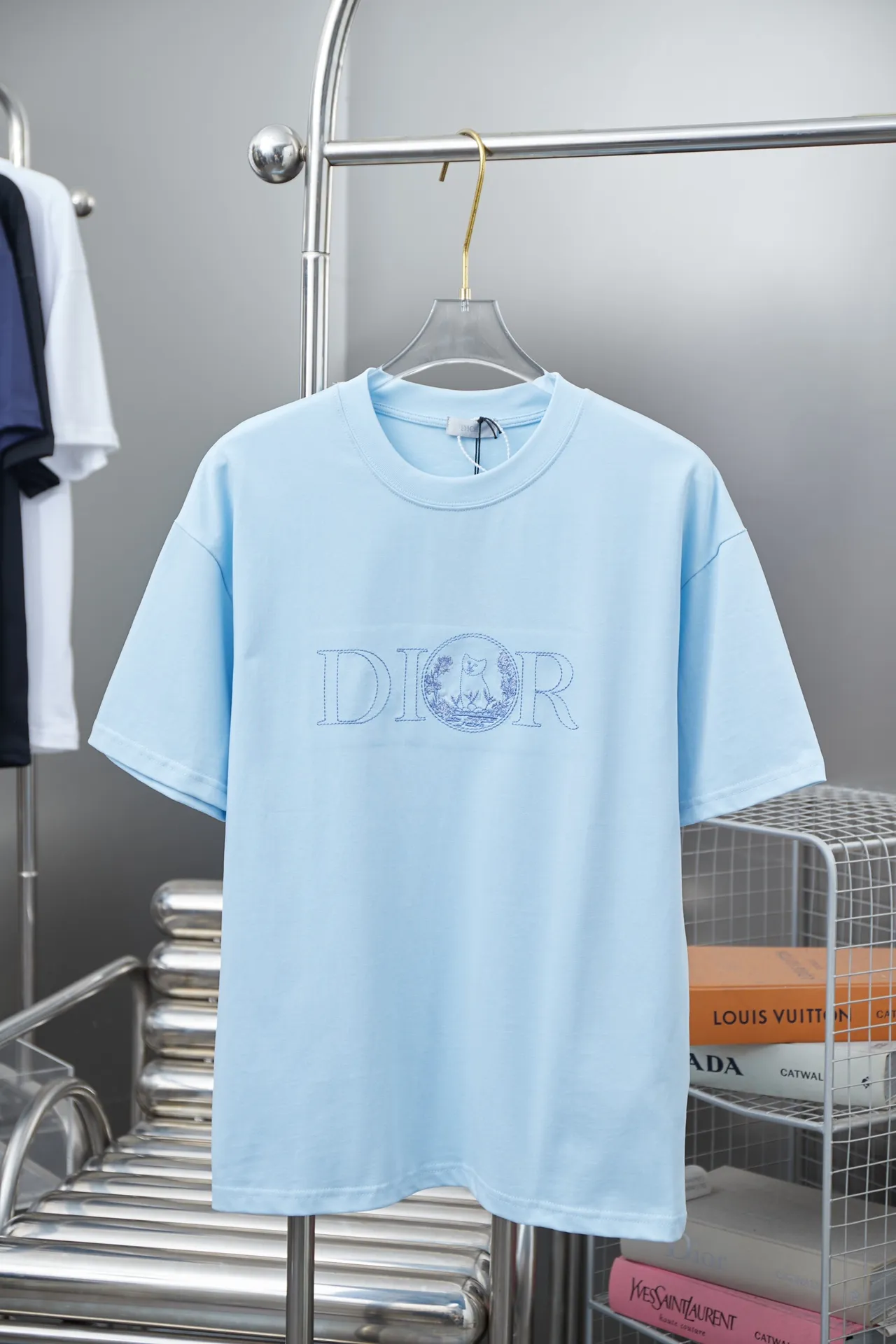 🅿️190 Christian D*or CD 25SS early spring new style embroidered kitten short sleeves light luxury essential item for daily commuting for men and women correct version welcome to compare detailed features · 320g 100% pure cotton double yarn jersey fabric · Custom dyed in the same vat with special thickened 32 pieces double-strand 1X1 thread · Imported Tajima machine embroidery, using artificial silk thread flat embroidery technology, embroidered cat flower pattern · Double-needle sewing and cross-seam technology · Original main mark, washed tag, brand moisture-proof paper packaging Color: white/black/blue Size: S/M/L/XL