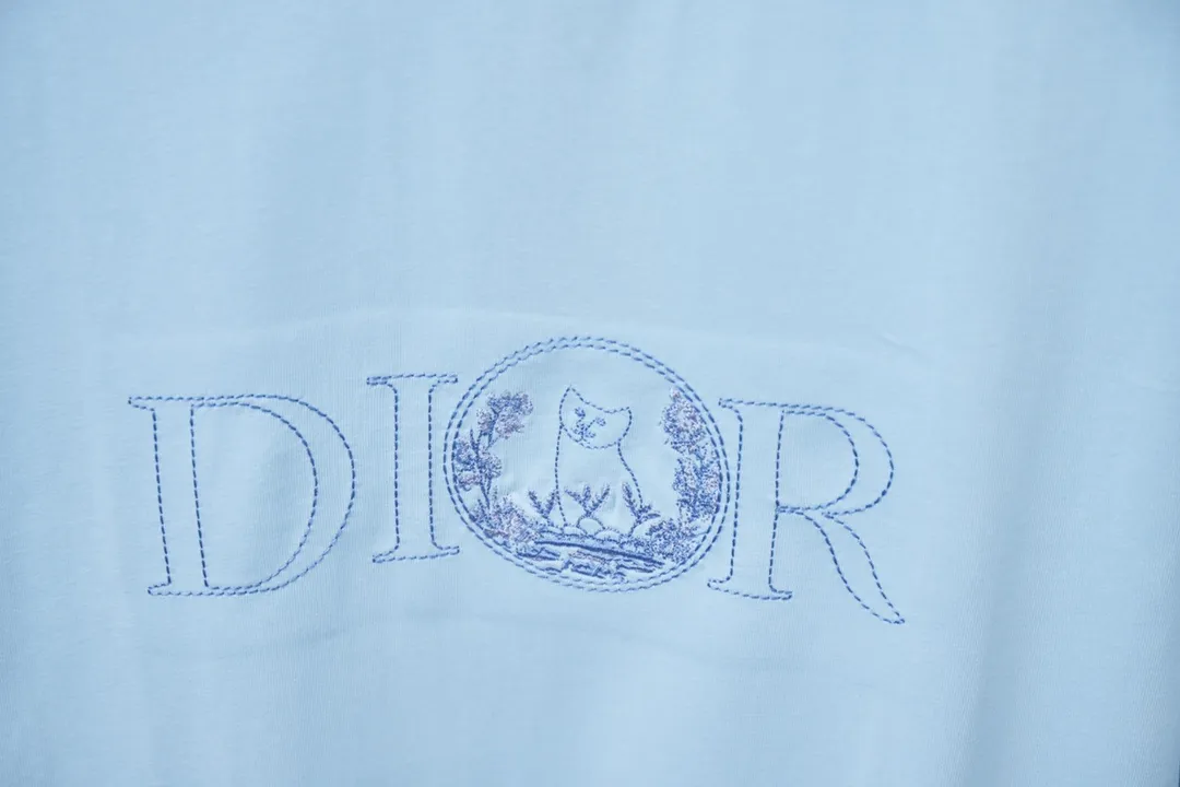 🅿️190 Christian D*or CD 25SS early spring new style embroidered kitten short sleeves light luxury essential item for daily commuting for men and women correct version welcome to compare detailed features · 320g 100% pure cotton double yarn jersey fabric · Custom dyed in the same vat with special thickened 32 pieces double-strand 1X1 thread · Imported Tajima machine embroidery, using artificial silk thread flat embroidery technology, embroidered cat flower pattern · Double-needle sewing and cross-seam technology · Original main mark, washed tag, brand moisture-proof paper packaging Color: white/black/blue Size: S/M/L/XL