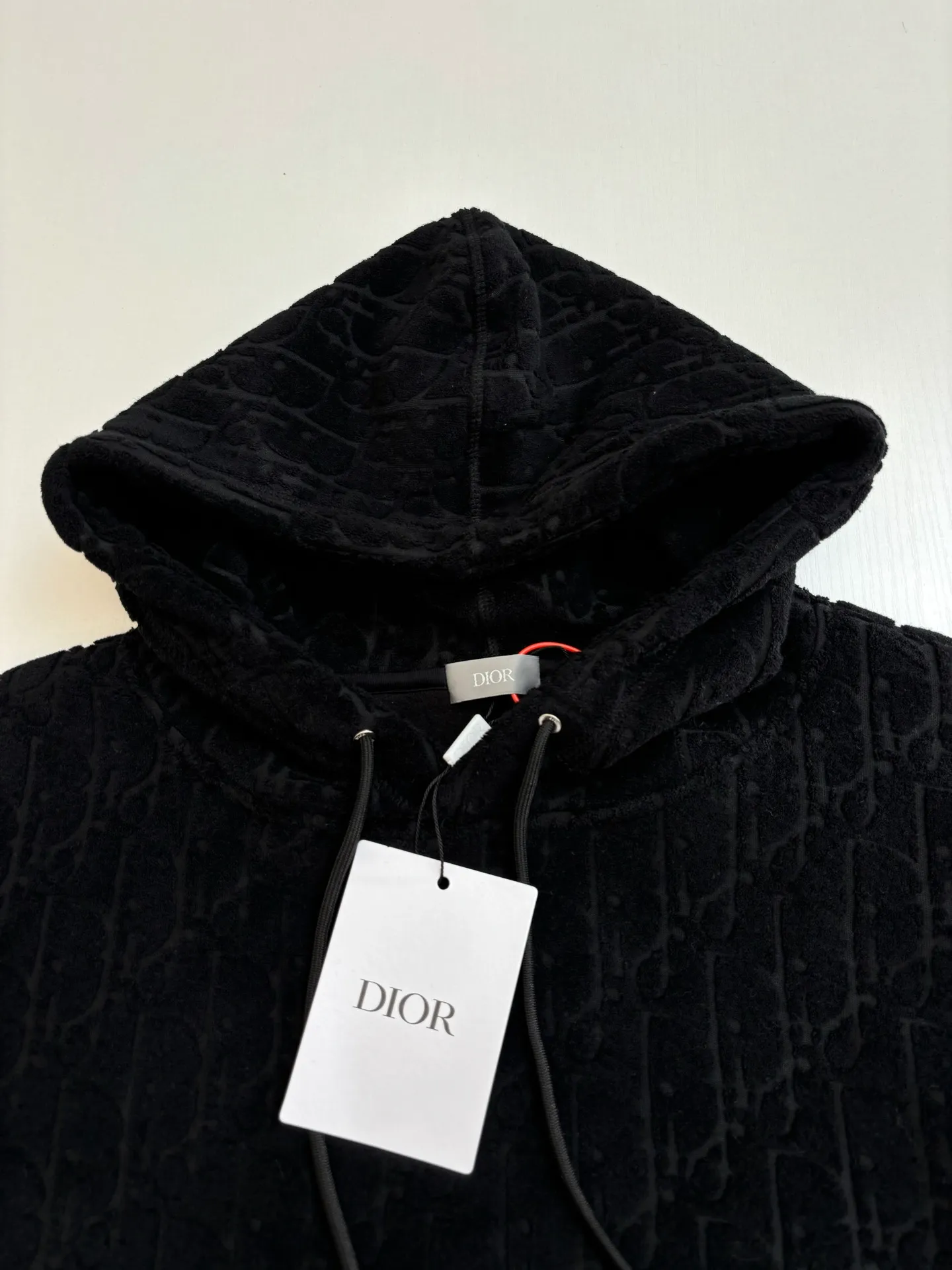 🅿️550 Dio*/Dior Obliave terry cotton hooded sweatshirt with all-over jacquard lettering. Customized Dior jacquard fabric. Soft to the touch and comfortable against the skin. Decorated with jacquard patterns of the same tone on the front. Delicately intertwined and dazzling. Like artistic brushstrokes gently swaying on a soft towel. Faint dark patterns highlight nobility and elegance. Size: S/M/L/XL