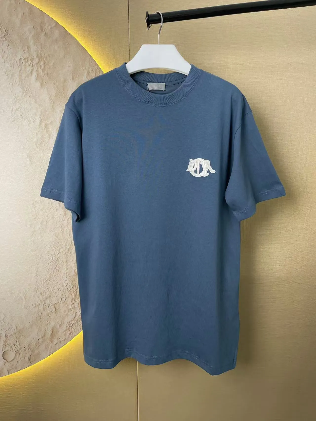 🅿️170 Dior Patch Letter Short Sleeve Color: navy blue (new custom dyed color), apricot, white, size S-XL, made of pure cotton 12S fine cotton plain weave, weight 260g. The front is decorated with contrasting logo patches and small embroidered stamps, forming a decorative and iconic embroidery product. The logo is made of imported custom-made embroidery thread, which is dyed with lustrous mercerized embroidery thread, giving it a uniform and glossy finish. The exquisite embroidery machine combines complex embroidery needlework and fine detail processing to create a three-dimensional micro-relief embroidery effect; it is also highly durable and wear-resistant. The standard round neck and short-sleeved version has a rounded arc neckline, which is suitable for various face shapes and body shapes; the sleeve length is moderate and ends just above the elbow, showing a smart and neat image. The slim fit can show off the wearer's body curves without sacrificing comfort. The collar, cuffs, hem and other parts are all sewn with fine double-needle stitching. Size: s m l xl